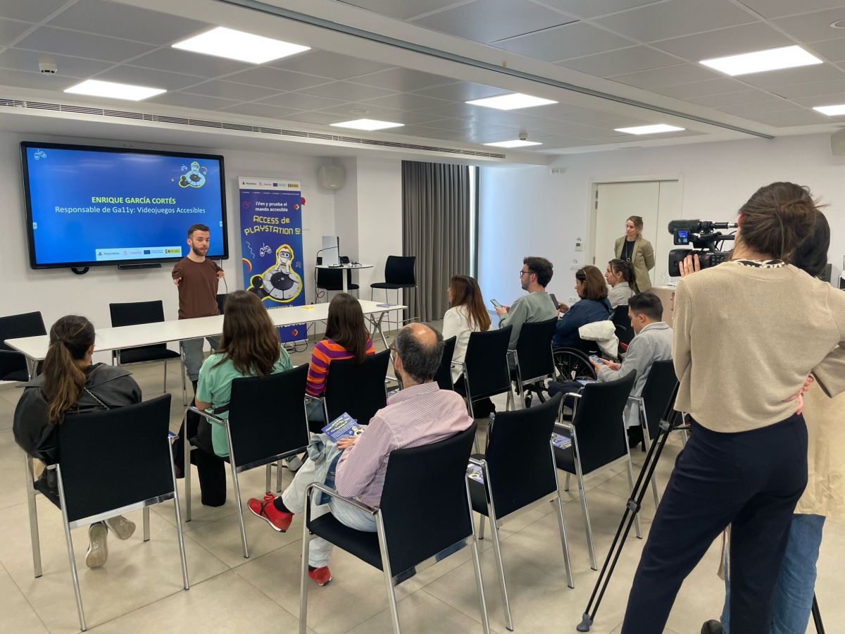 Enrique García Cortés, tècnic del departament d'Accessibilitat de Fundación ONCE en un moment de la presentació a l'Institut Guttmann de Barcelona.