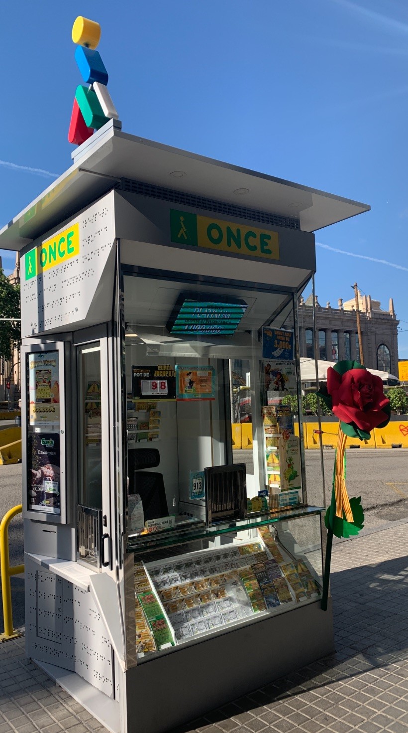 Kiosc de l'ONCE del carrer Sepúlveda, 1 de Barcelona, decorat amb la rosa.