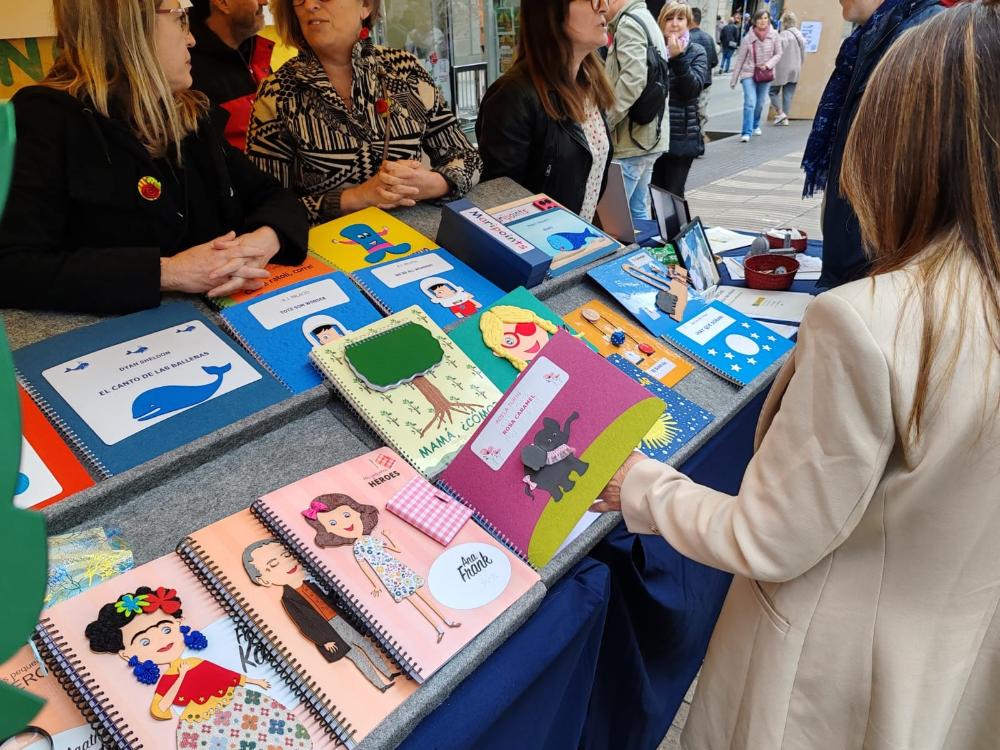 Contes en relleu i material adaptat de l'SBO DE l'ONCE a Catalunya a l'stand de Barcelona a La Rambla.