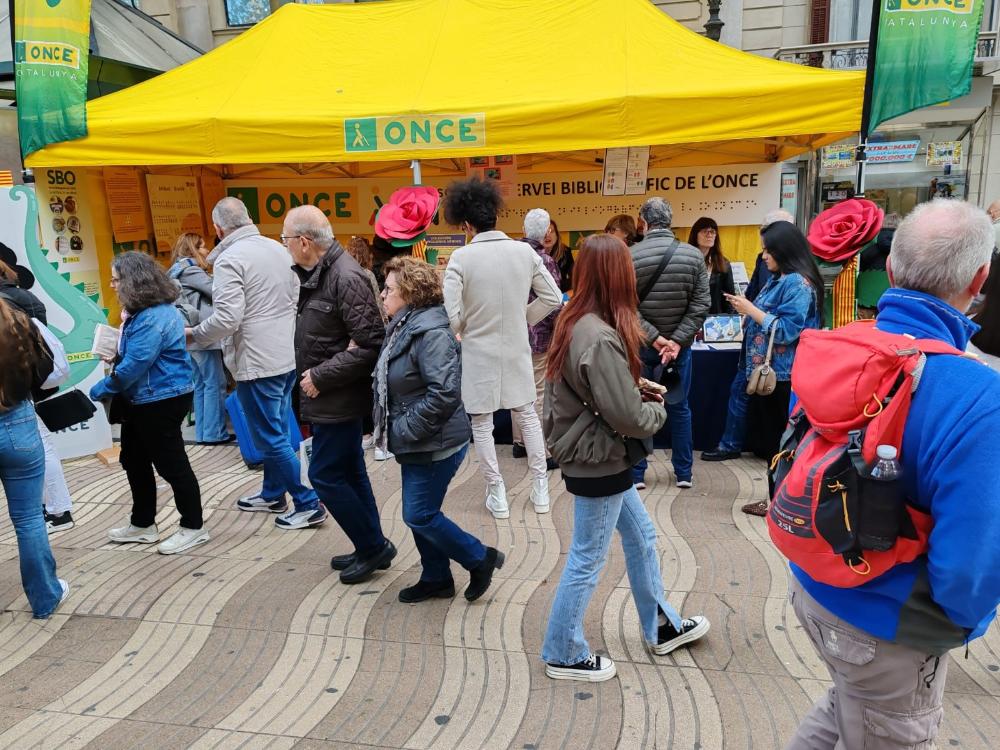 Vista general de l'stand de l'ONCE a la Rambla de Barcelona.