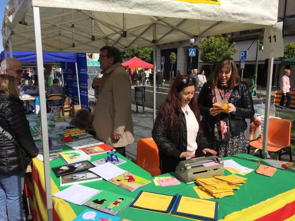 Stand de l'ONCE a La Rambla Nova de Tarragona amb Rafi Pérez, Josep Vilaseca i Arantxa Vallespi.