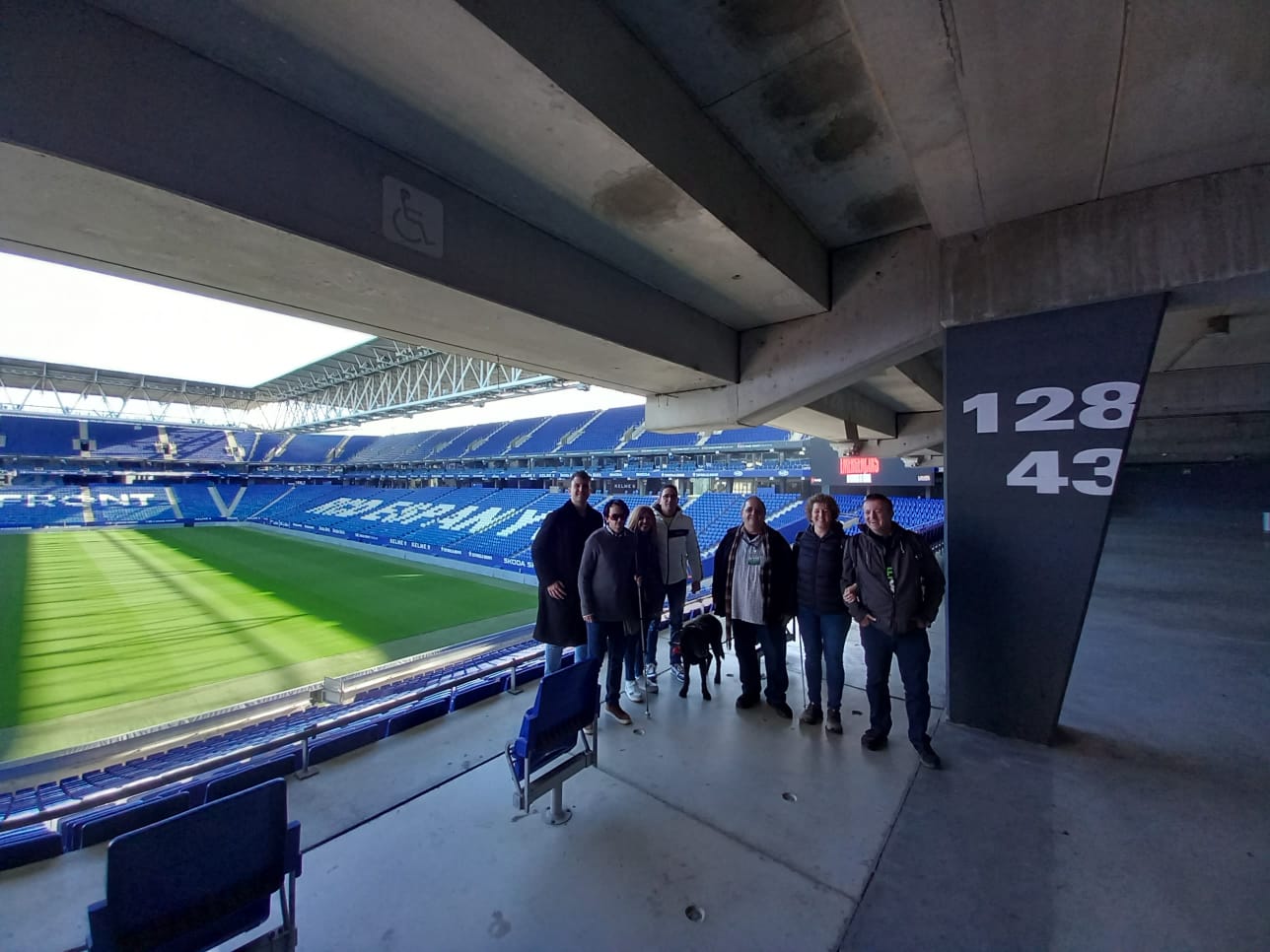 Imatge dels voluntaris de l'ONCE al RCDE Stadium