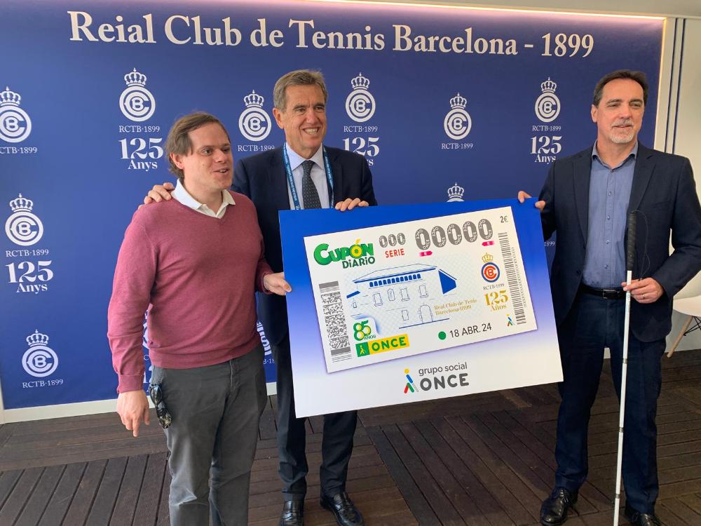 Durant la presentació, Enric Botí, delegat de l’ONCE a Catalunya, va lliurar a Josep Jordi Cambra, president del Reial Club de Tennis Barcelona-1899, una imatge emmarcada d’aquest cupó., amb el pianista afiliat Ignasi Cambra.