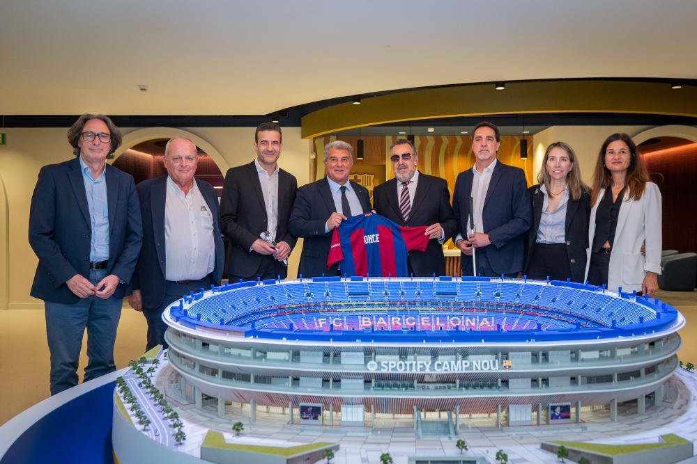 L'acte, que va tenir lloc dijous 23 de maig, va comptar&nbsp;del president del FC Barcelona, Joan Laporta, amb la presència de Joan Sentelles, director d'operacions de l'Espai Barça, i Maite Laporta, responsable del departament de Diversitat, Equitat i Inclusió. I amb Miguel Carballeda, president del Grup Social ONCE;  Enric Botí, delegat de l'ONCE a Catalunya; Àngel Àvila, sotsdelegat de l'ONCE a Catalunya, i Maria de la Sierra López, vicepresidenta del Consell Territorial de l'ONCE a Catalunya. Posen davant de la maqueta del futur nou Estadi.