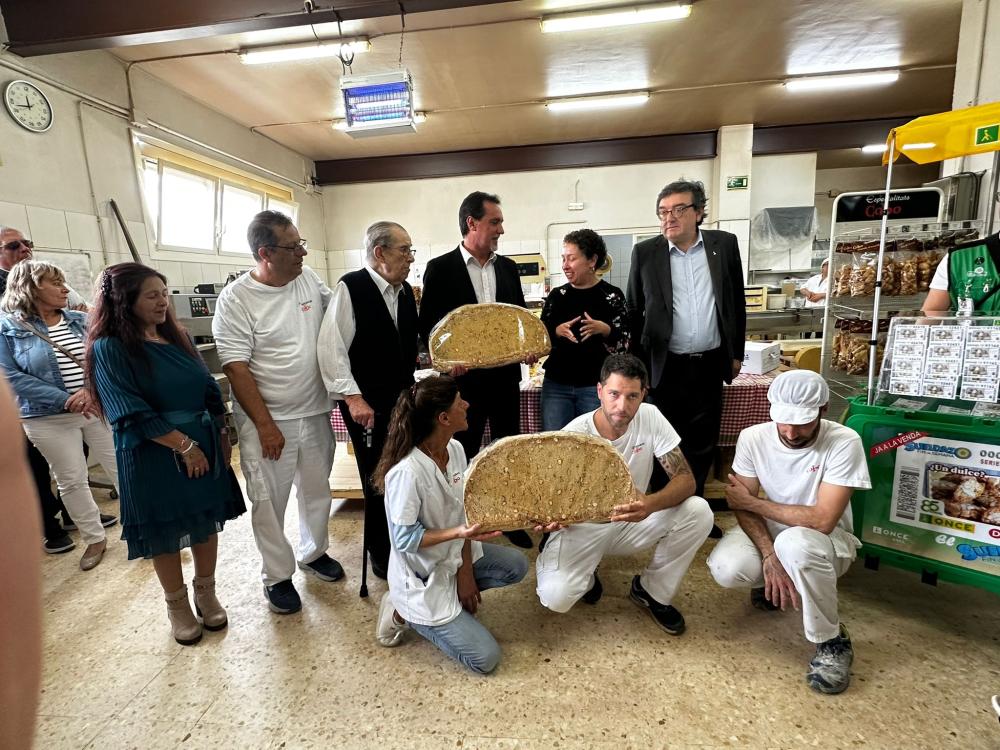 Els pastissers i mebres de la direcció de l'ONCE mostren el 'CARQUINYOLONCE'.