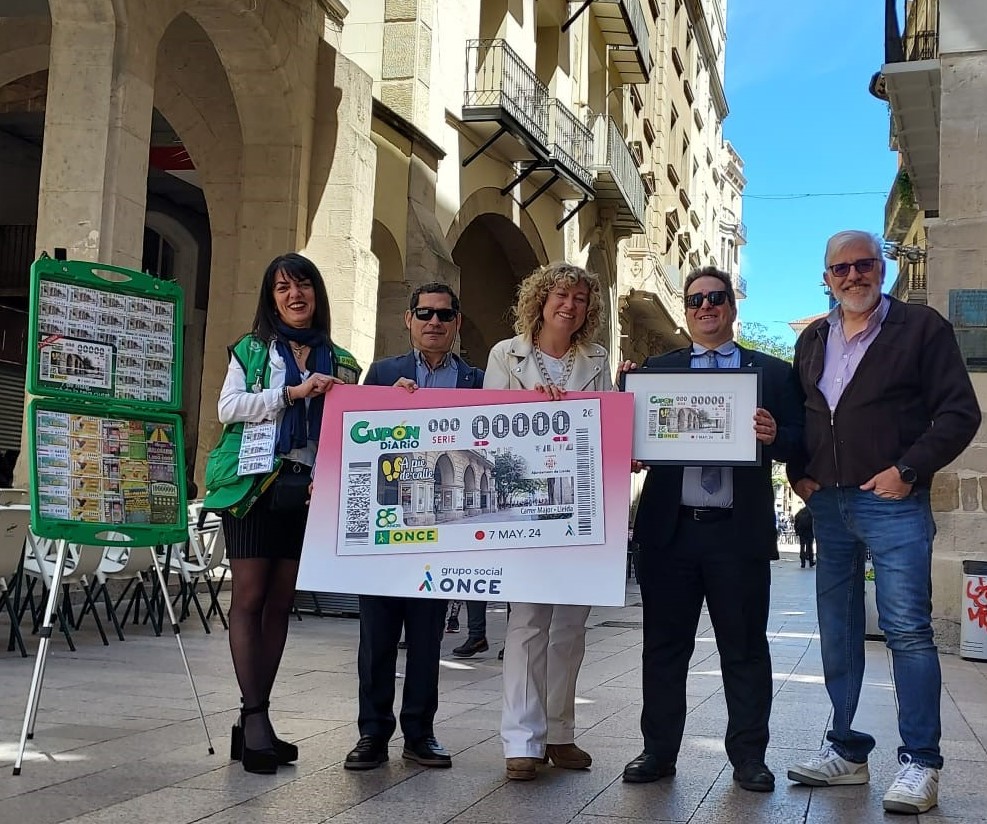Durant l’acte, Marcelino Cid, director de l’ONCE a Lleida, va donar a Pilar Bosch, regidora de Promoció de la Ciutat i de Cultura de l’Ajuntament de Lleida, una imatge emmarcada d’aquest cupó. Van estar&nbsp;acompanyats per Antonio Romero, conseller territorial de l'ONCE. Tots tres, al centre de la imatge.
