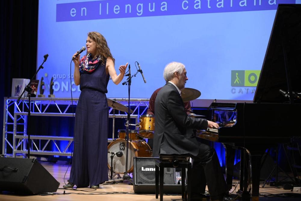 El gran jazzman català Ignasi Terraza, músic cec afiliat a l’ONCE, va posar la música al 26 Premi Roc Boronat. En aquesta ocasió, va tocar amb Gemma Abrié, veu i contrabaix; David Viñolas, percussió i Arecio Smith, orgue hammond.&nbsp; A la foto. Ignasi i Gemma, en primer terme.