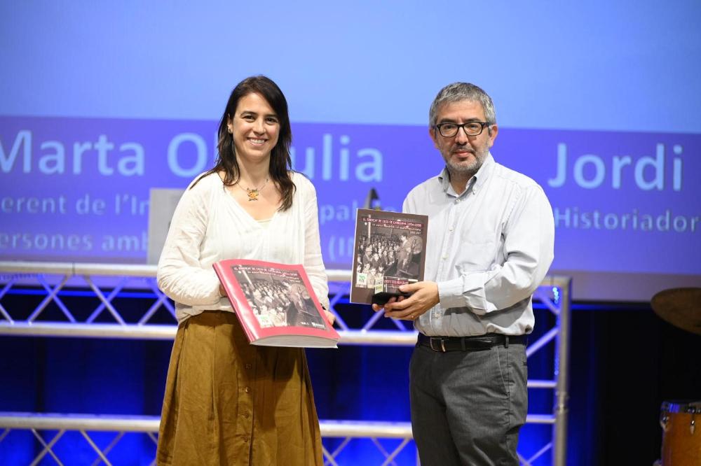 A l’historiador i periodista Jordi Amat li vam lliurar un exemplar de la seva obra sobre Roc Boronat en braille i en audiollibre