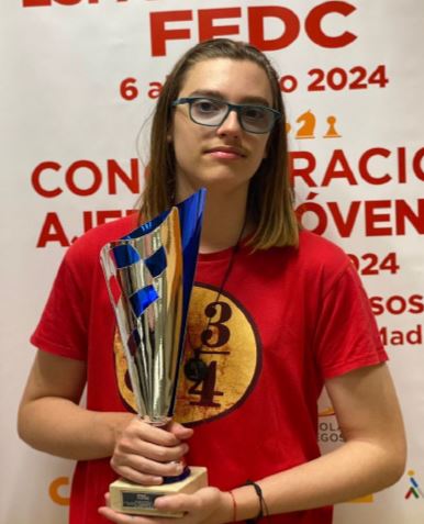 Ethan Rubio amb el trofeu de campió a la mà