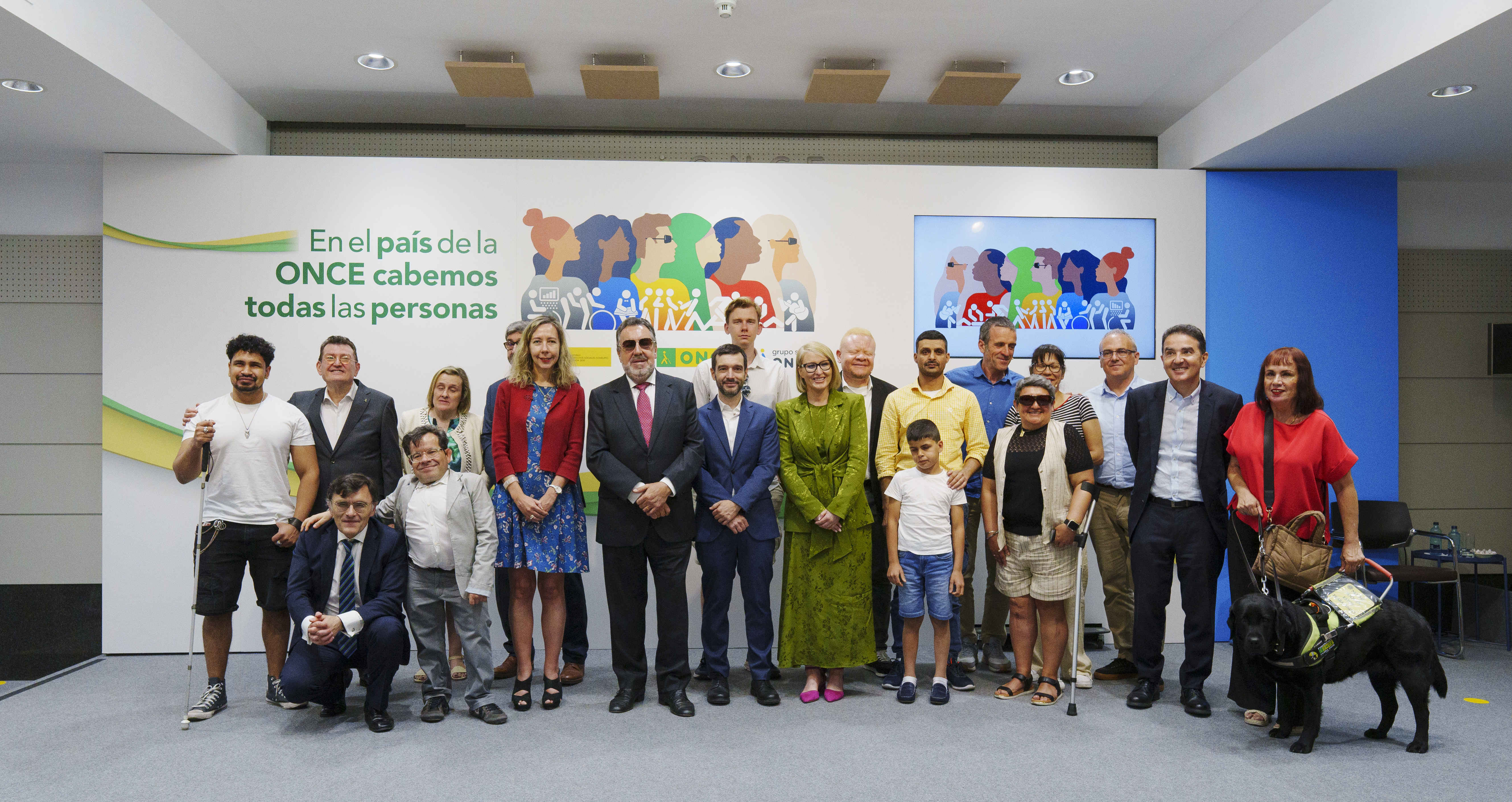 Imatge de família de tots els assistents a l'acte