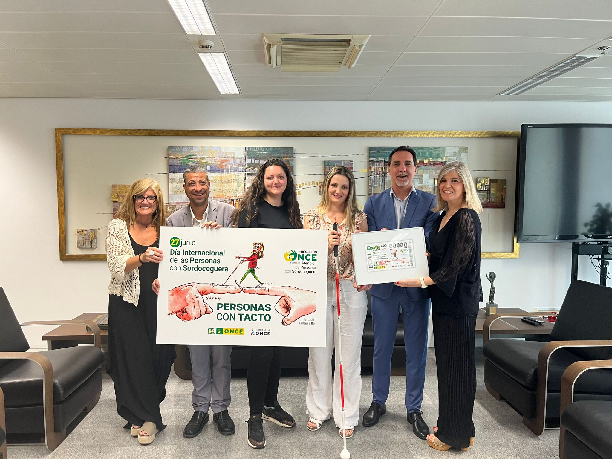 Enric Botí, delegat de l’ONCE a Catalunya i David Bernardo, president del Consell Territorial, els quals van lliurar&nbsp;a Chelo González, persona sordcega, i a Sandra García, mediadora de la FOAPS. Amb Carme Iglesias i Susanna Vicente, Personal Especialitzat en Sordceguesa de Zona.