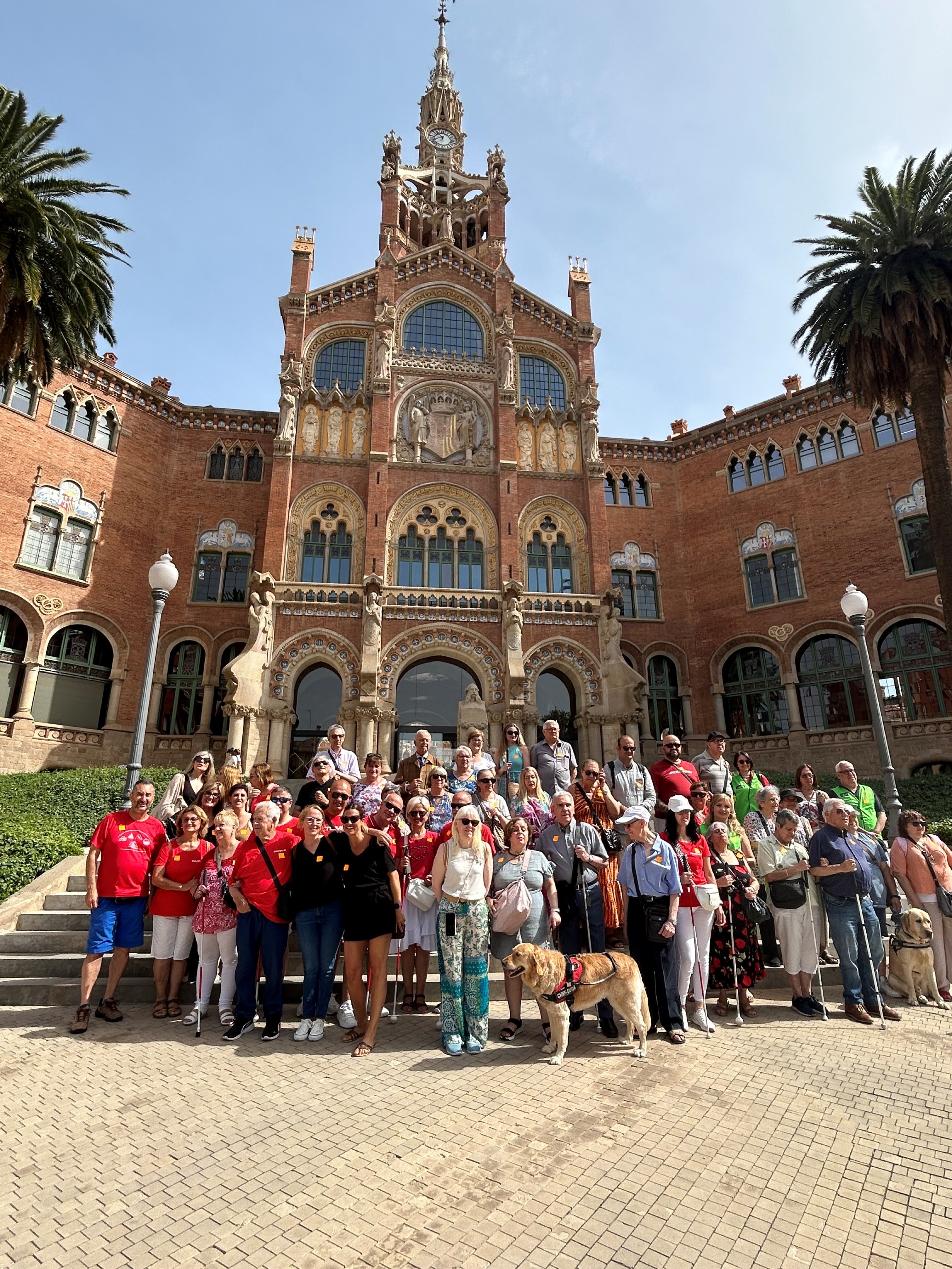 Un grup de 60 afiliats i afiliades a l’ONCE amb sordceguesa juntament amb els seus guies i intèrprets, va realitzar una visita guiada pel Recinte Modernista de Sant Pau.