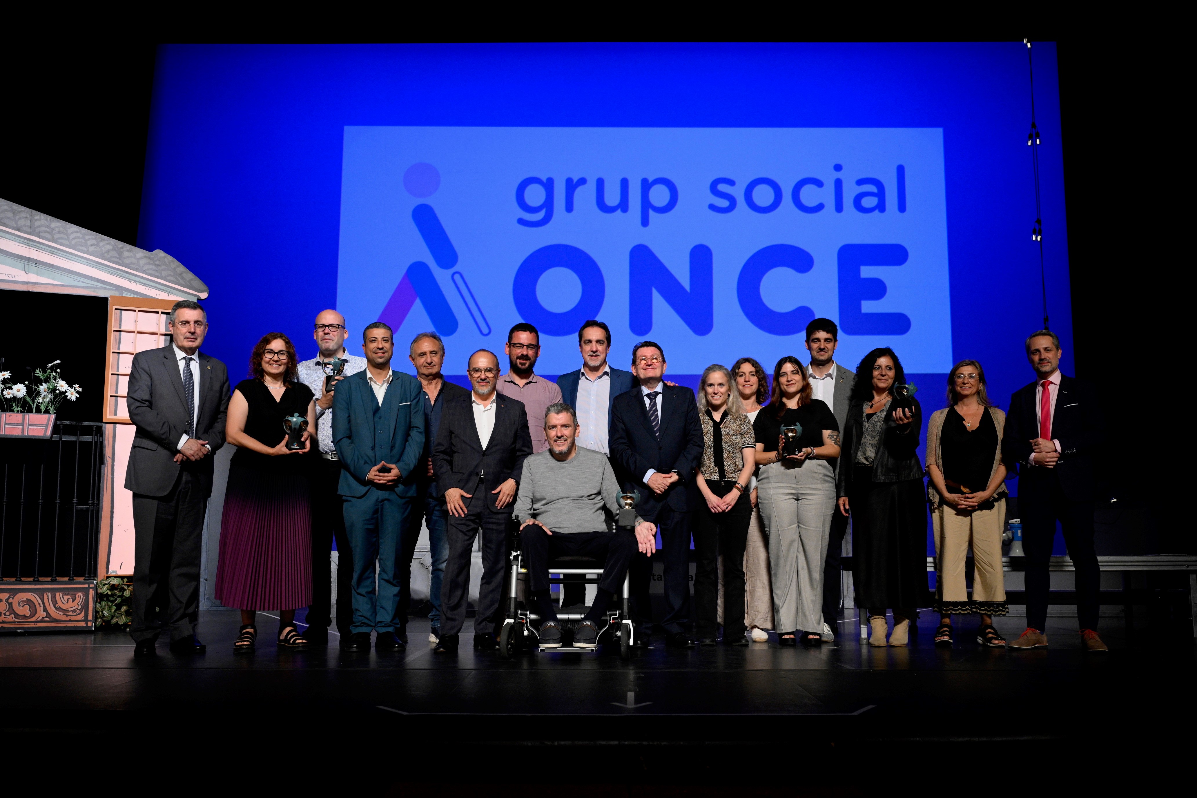 Foto de família de premiats i autoritats.