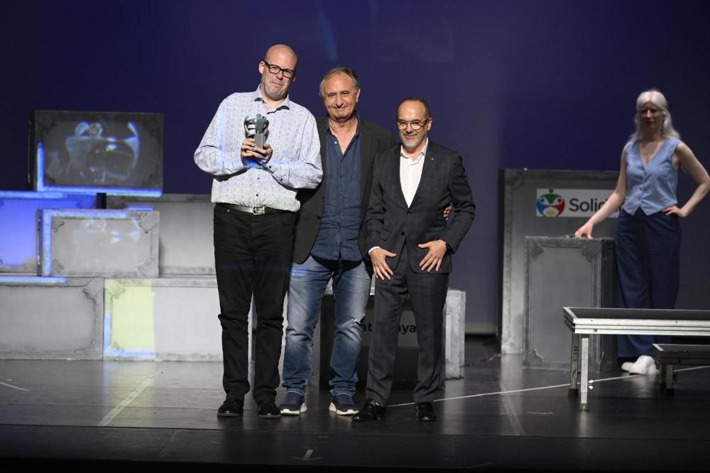 Carles Campuzano, conseller de Drets Socials &nbsp;de la Generalitat de Catalunya lliura el premi a Pitu Abril i Cristian Garcia, de 'La Porteria'