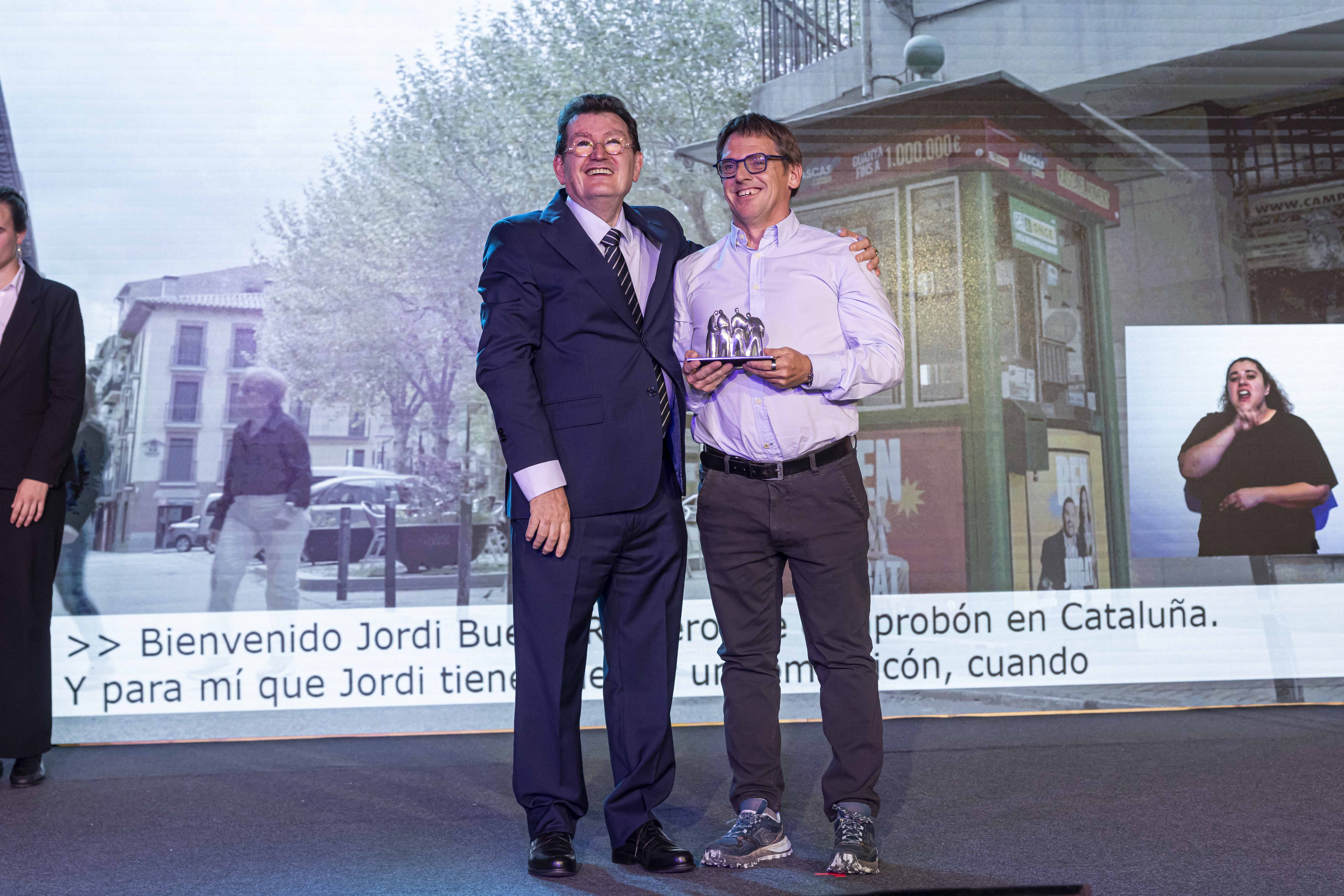 El director general de l'ONCE, Ángel Sánchez, i el venedor de l'any de l'ONCE a Catalunya 2023.