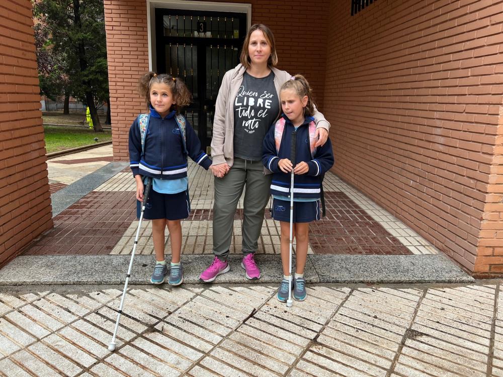 Laura i Sara, amb la seva mare, el primer dia de classe.