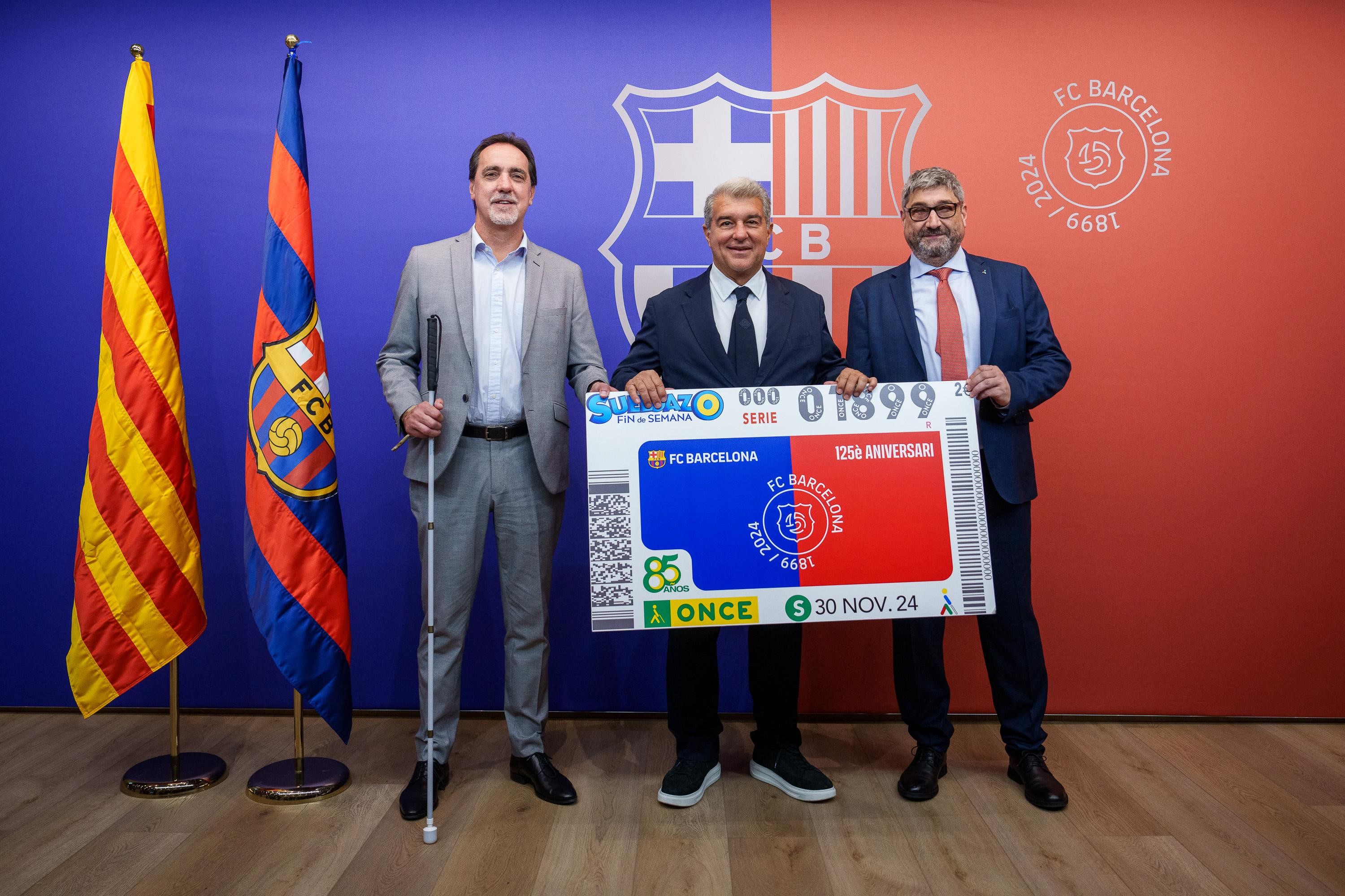 José Luis Pinto, vicepresident de l’ONCE i Enric Botí, delegat d’ONCE Catalunya, van lliurar a Joan Laporta, president del FC Barcelona, una imatge emmarcada d’aquest cupó.
