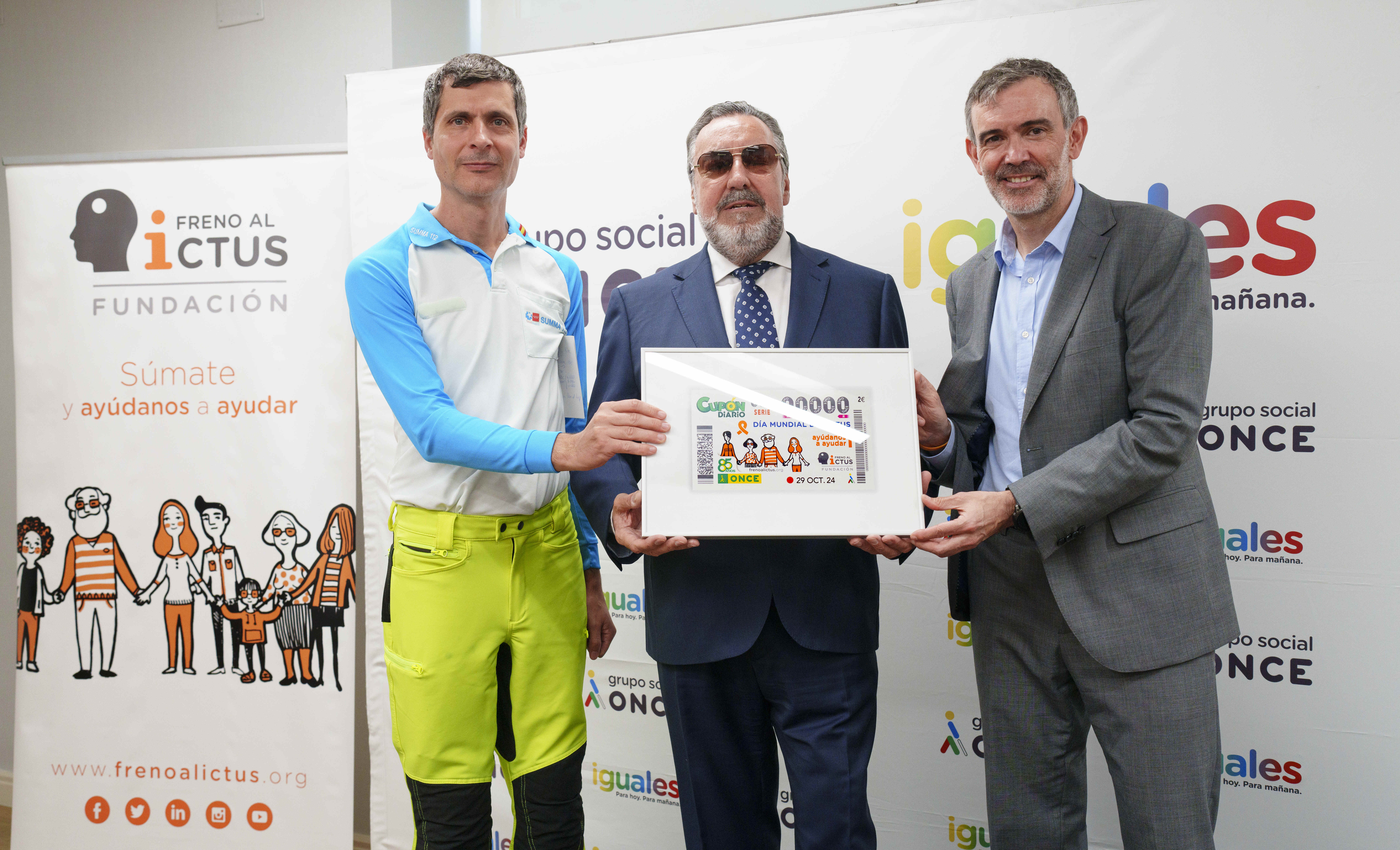 El doctor Nicolás Riera, Miguel Carballeda i Julio Agredano, amb una làmina emmarcada del cupó.