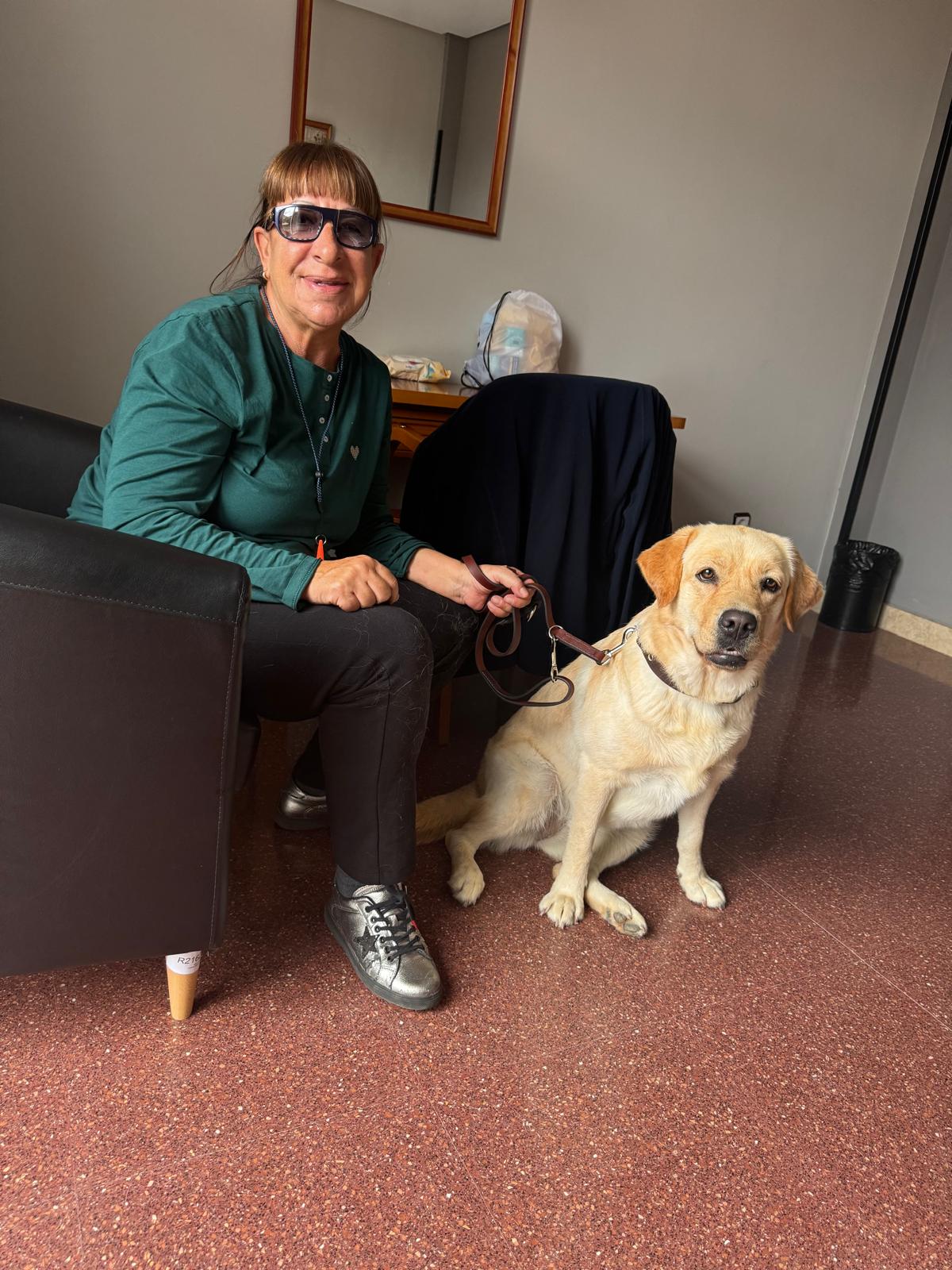 Dolors Villena i la seva gossa pigall, l'Arena, a casa seva.