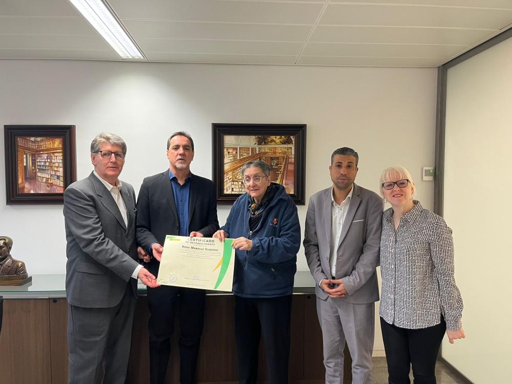 Enric Botí, delegat de l’ONCE a Catalunya; David Bernardo, president del Consell Territorial de l’ONCE a Catalunya; Dolors Luna, cap del departament de Serveis Socials per a persones afiliades; i Manel Eiximeno, director del CRE ONCE Barcelona van lliurar el diploma a Rosa Monreal Ramírez, certificat en reconeixement al seu rendiment acadèmic en finalitzar els estudis de Màster en Mediació en Conflictes a la Universitat de Barcelona.