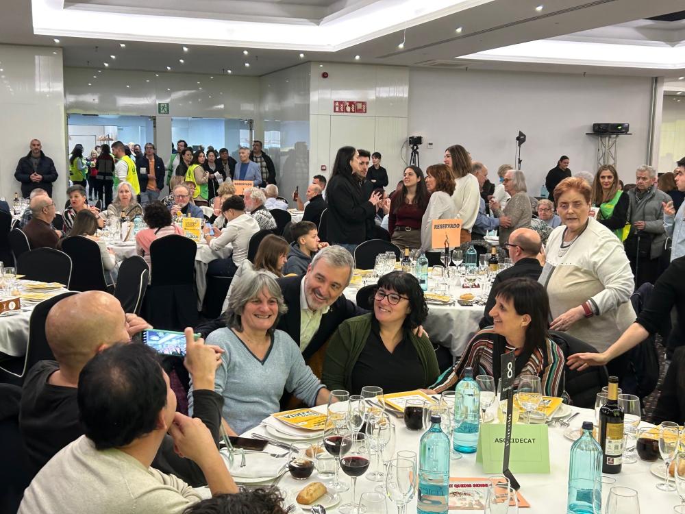 Jaume Collboni, alcalde de Barcelona, es va fotografiar amb els assitents, com aquest grup de treballadors/res.