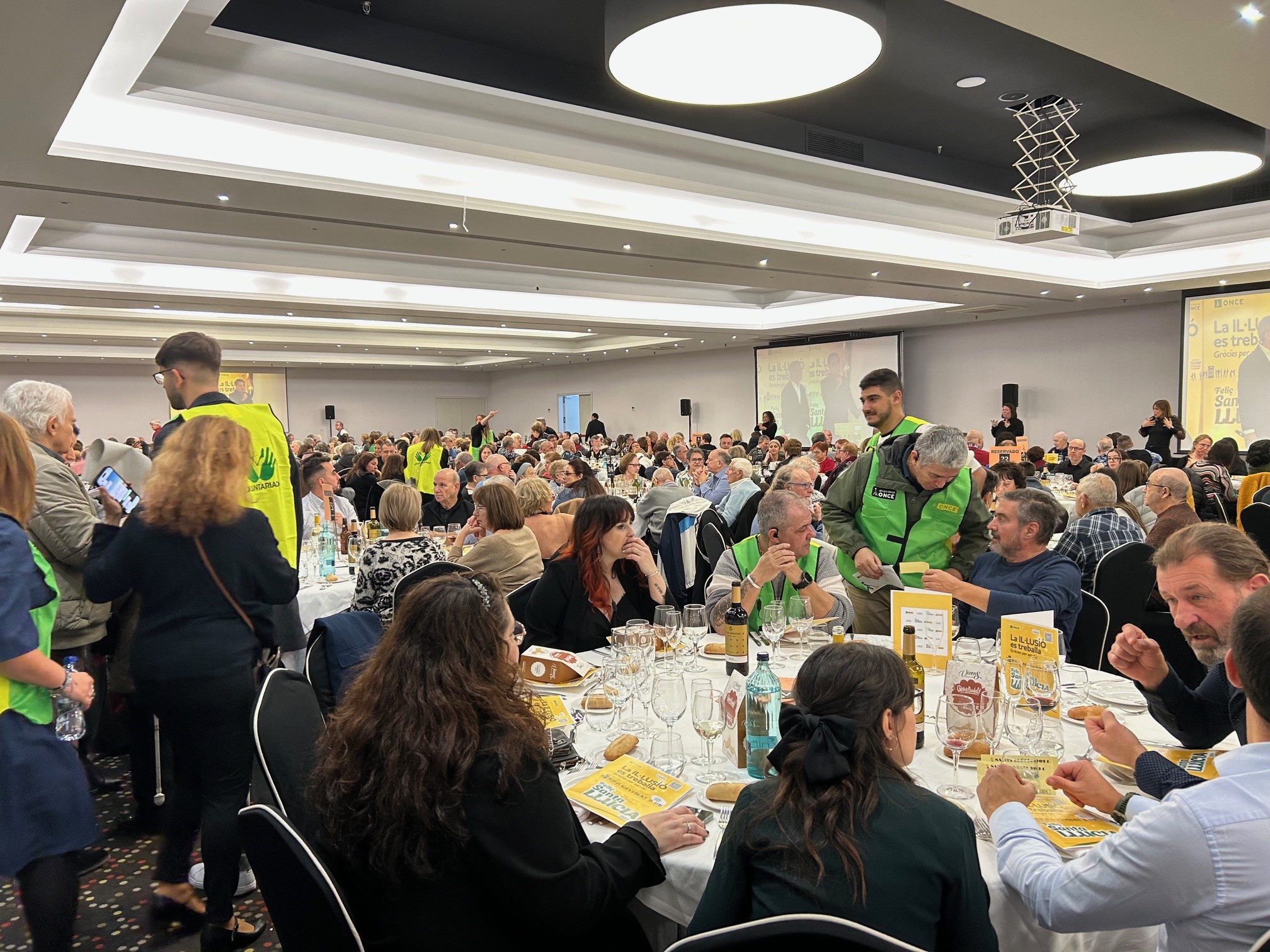 Pla general de la sala del Hotel Barceló Sants on es va fer el dinar de germanor, amb voluntaris ONCE en primer terme.