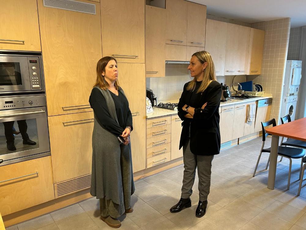 La Consellera Eva Menor amb la Cap d'Autonomia Personal d'ONCE Catalunya, Anaïs Garcia, al Pis de Piva Diària.