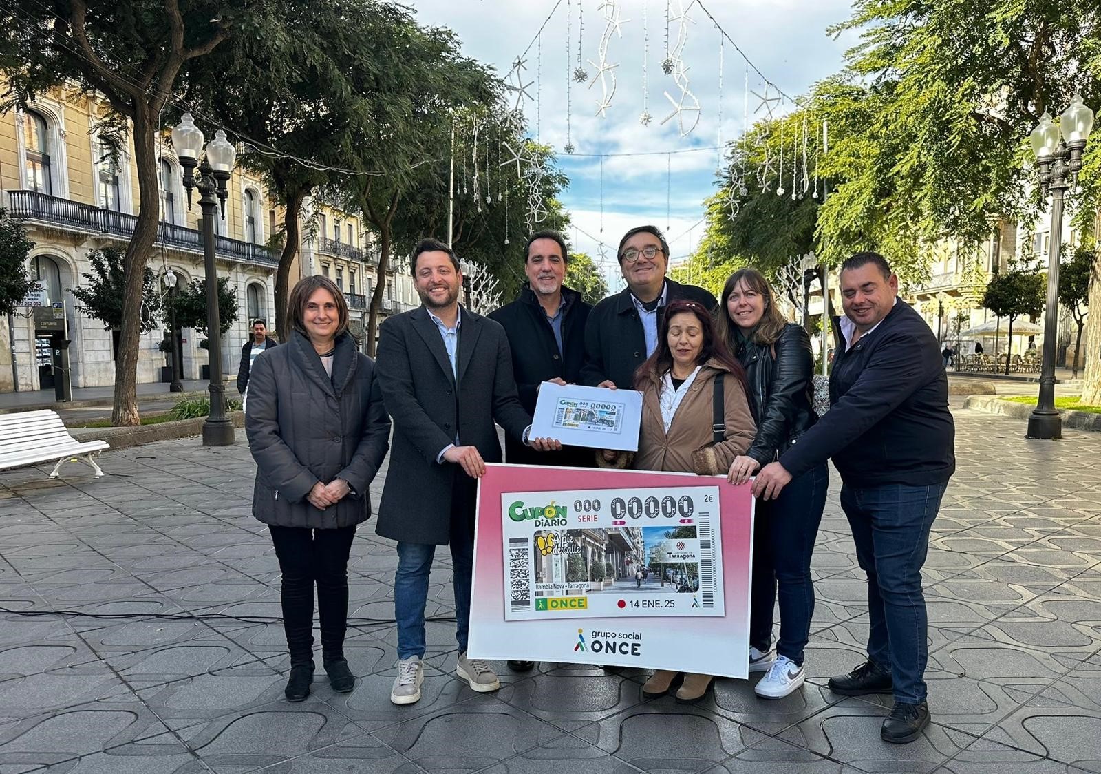 Durant l’acte Enric Botí, delegat de l’ONCE a Catalunya; i Josep Vilaseca, director de l’ONCE a Tarragona, van lliurar a Rubén Viñuales, alcalde de Tarragona, i a Cecilia Mangini, consellera d’Igualtat, Serveis a la Ciutadania i Serveis Socials de Tarragona, una imatge emmarcada d’aquest cupó. Els van acompanyar Rafaela Pérez, vicepresidenta del Consell territorial de l’ONCE a Catalunya, i un grup d’unes 20 persones cegues.