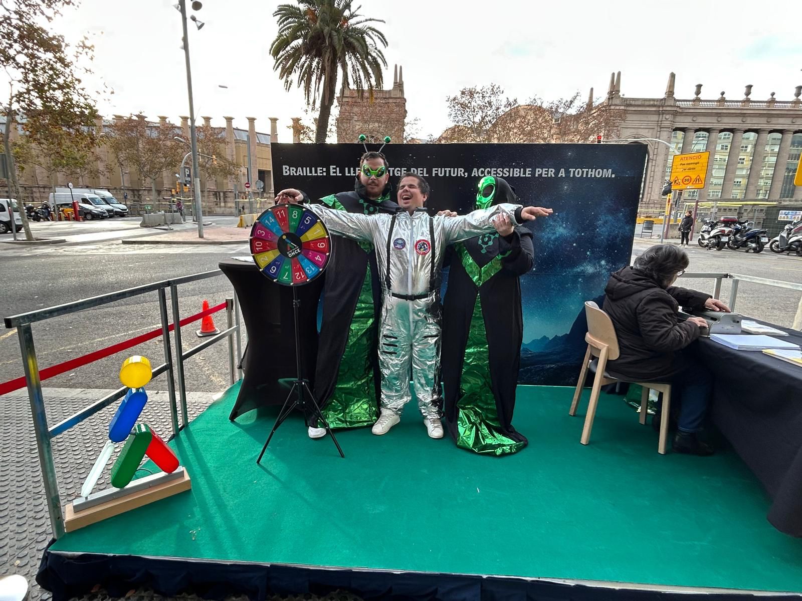 El Capità George Perkins, un astronauta de l’ONCE Catalunya, arribà a un misteriós planeta anomenat Brailium. En aterrar, va descobrir que no estava sol: dos éssers alienígenes, Zora i Nilo, l’esperaven. Tot això va passar a l'Edifici ONCE Catalunya, el divendres 3 de gener.