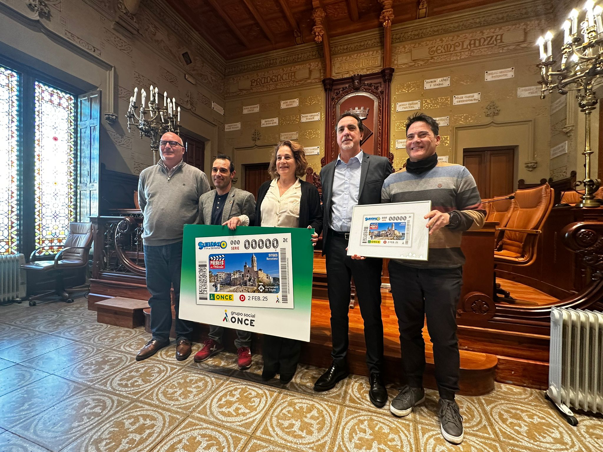 Durant l’acte Enric Botí, delegat de l’ONCE a Catalunya, va lliurar a Aurora Carbonell, alcaldesa de Sitges, una il·lustració emmarcada d’aquest cupó,  que porta com imatge l'església de Sant Bartomeu i Santa Tecla, edificada al segle XVII. La seva silueta asimètrica, sobre un turó que presideix la platja, és una de les imatges més característiques de la vila de Sitges. Els van acompanyar el regidor de Turisme, Xavier Ripoll, el regidor de Promoció Econòmica, Albert Oliver-Rodés i el director de l’ONCE a la zona, Genis Martos.