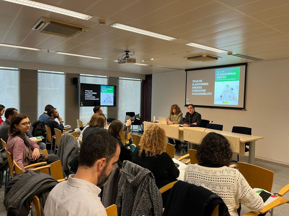 Imatge dels ssistents a la presentació de la guia