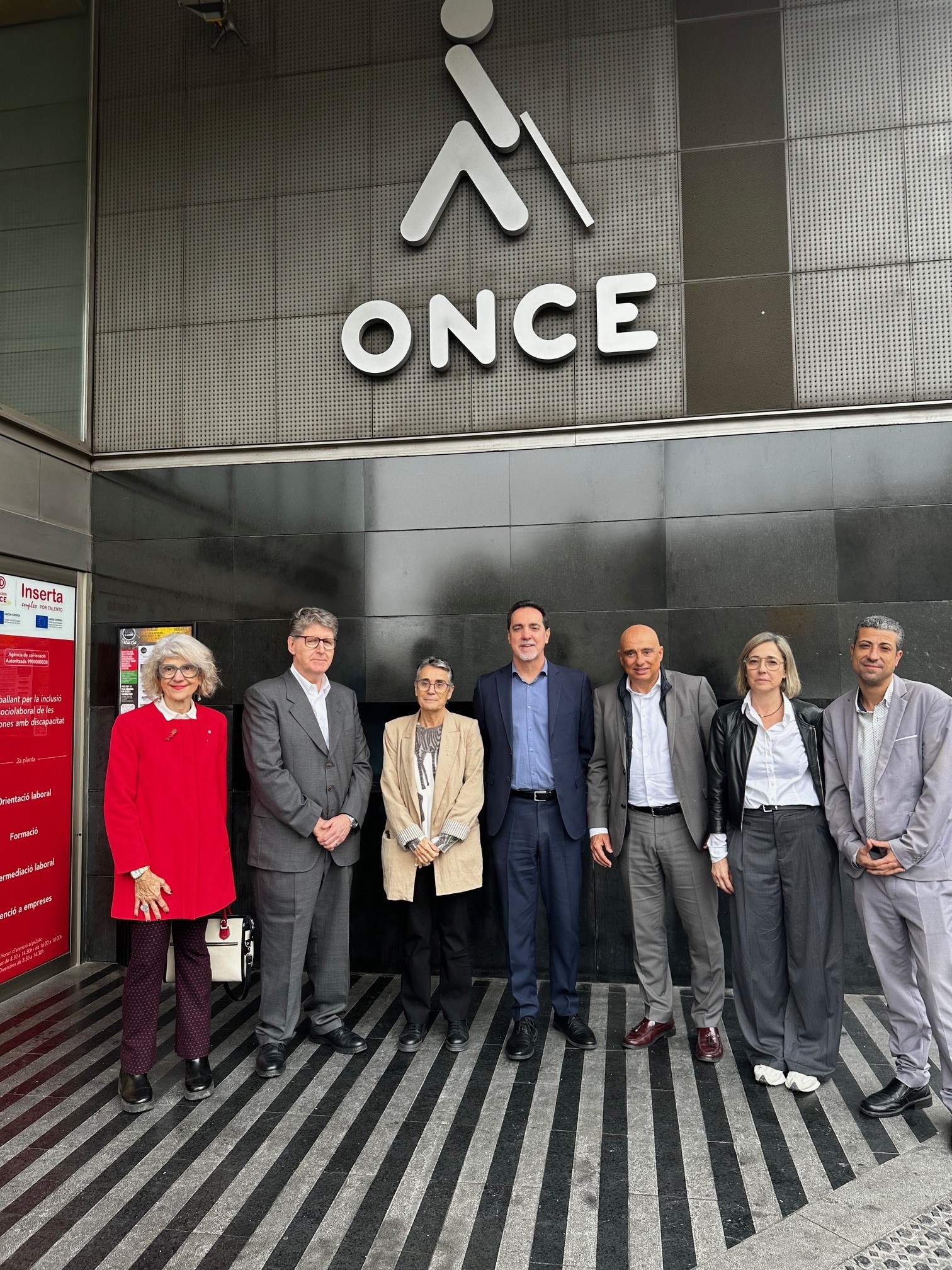 Foto de família a l'entrada de l'ONCE Catalunya: Olga Pané, consellera de Salut; Candela Calle, Gerent Regió Sanitària Barcelona Metropolitana Nord; Mónica Almiñana, gerenta del Consorci Sanitari de Barcelona; Eusebio Azorín, director de RRII i director del área sanitària i sociosanitària d'ILUNION , amb Enric Botí, david Bernardo i Manel Eiximeno.