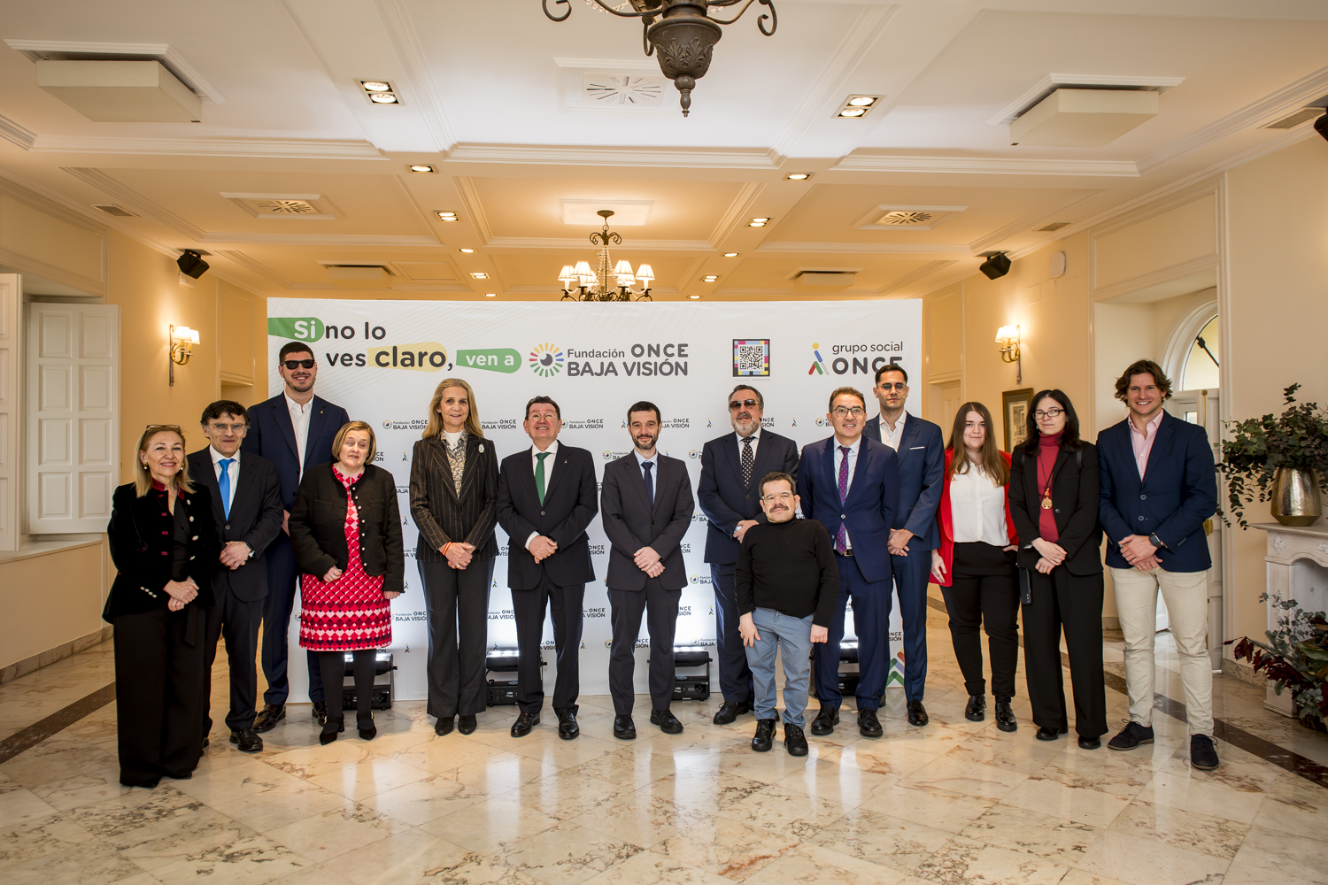 Foto de família. A l'acte, van assistir, a més del Ministre de Drets Socials, Consum i Agenda 2030, Pablo Bustinduy, el president del Grup Social ONCE, Miguel Carballeda, i altres autoritats, experts en salut visual, associacions i entitats d’aquest àmbit i investigadors en visió.