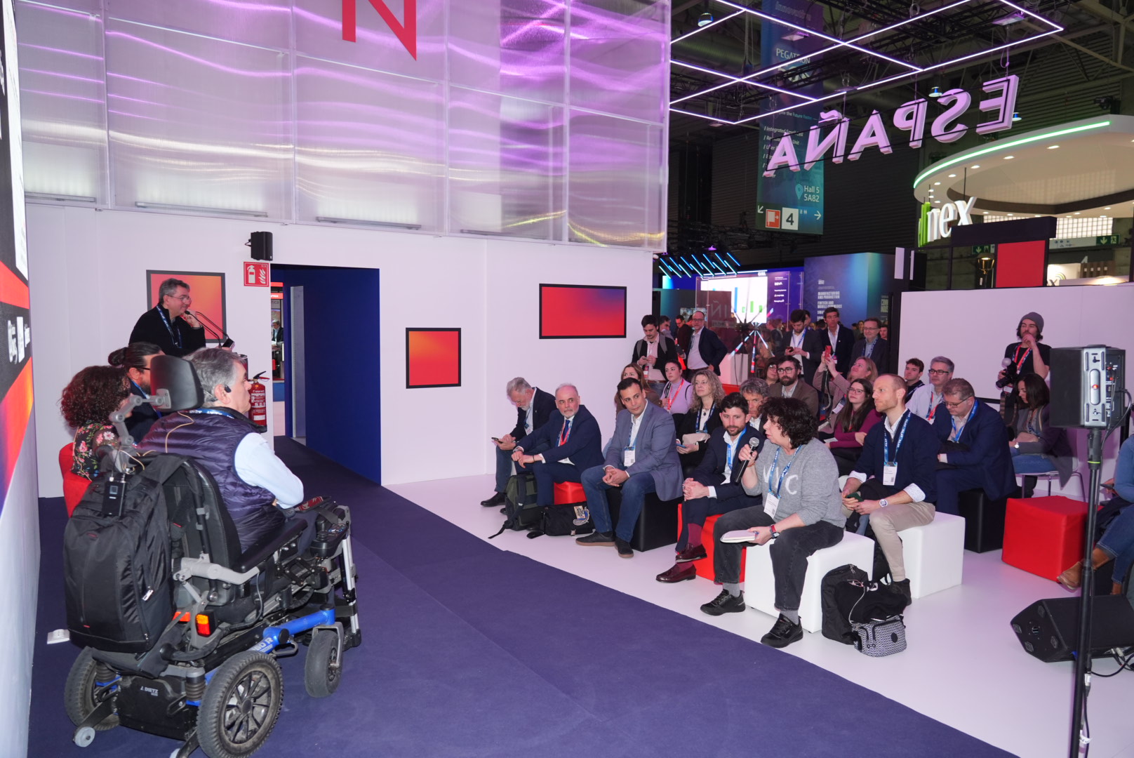 Els encarregats de presentar l'informe van ser Jesús Hernández, director d'Accessibilitat i Innovació de la Fundació ONCE, i Jorge Márquez, director executiu, responsable de Disseny d'Experiències i Investigació de NTTDATA.