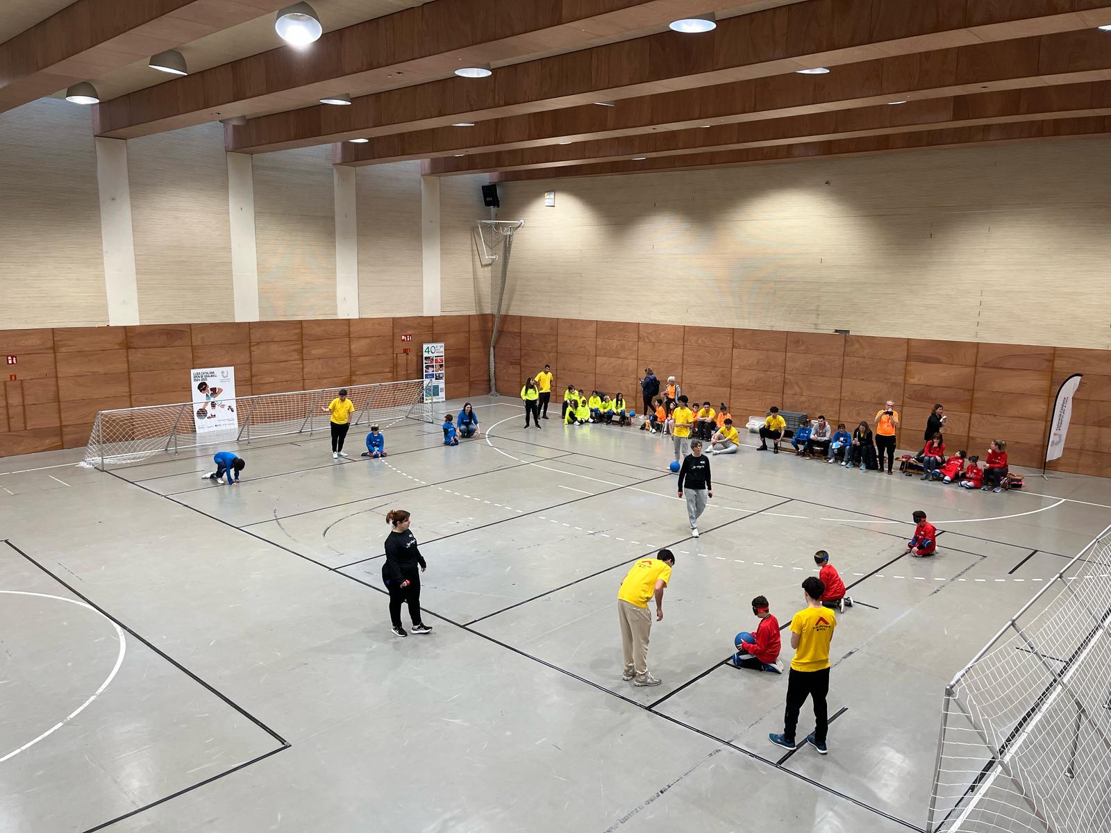 Durant el matí, els participants van practicar goalball (foto), a més a més de futbol sala, atletisme i natació.