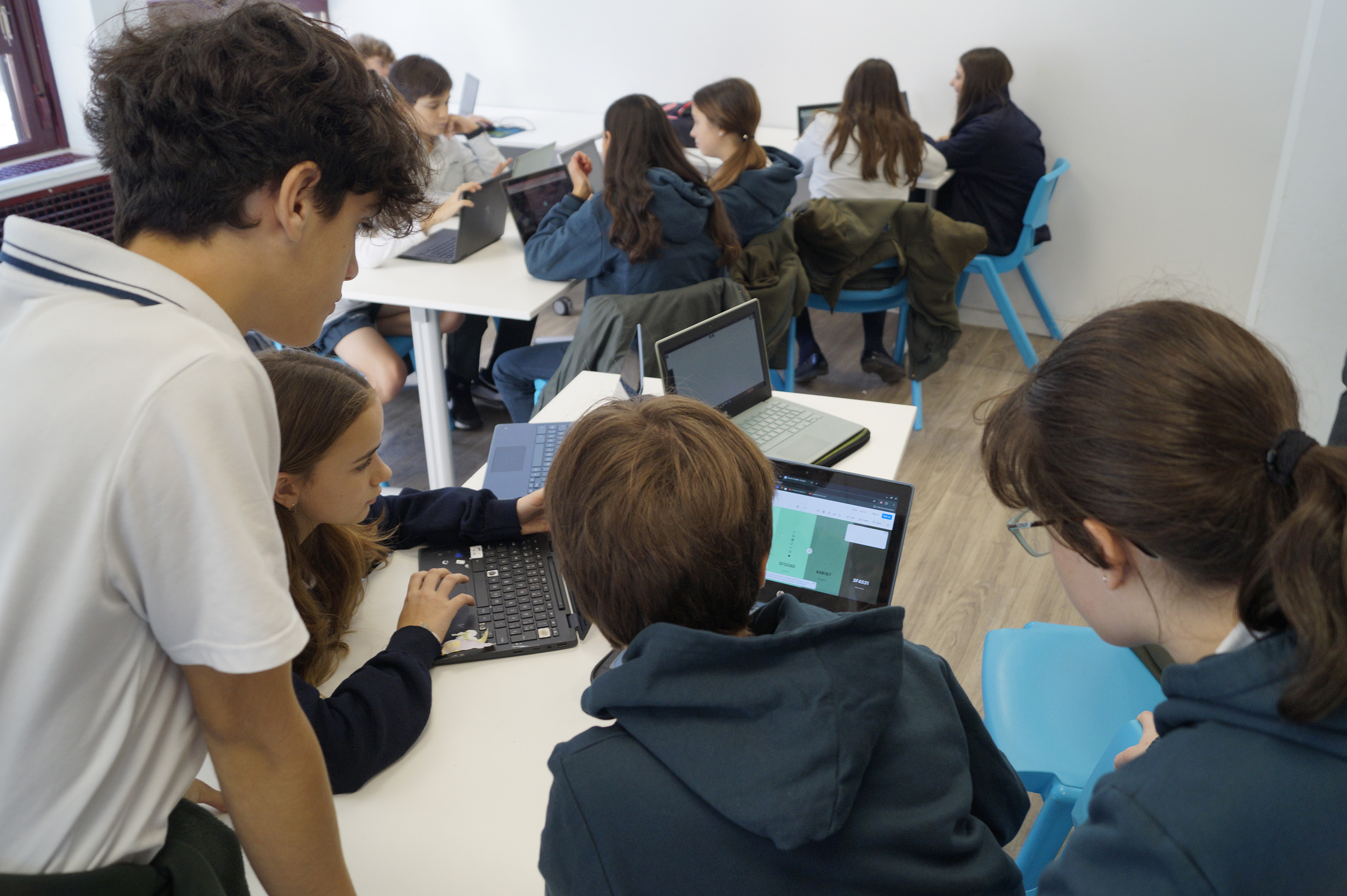 En aquesta edició, han participat 9.460 alumnes. En la foto, un grup d'estudiants treballa en una classe.