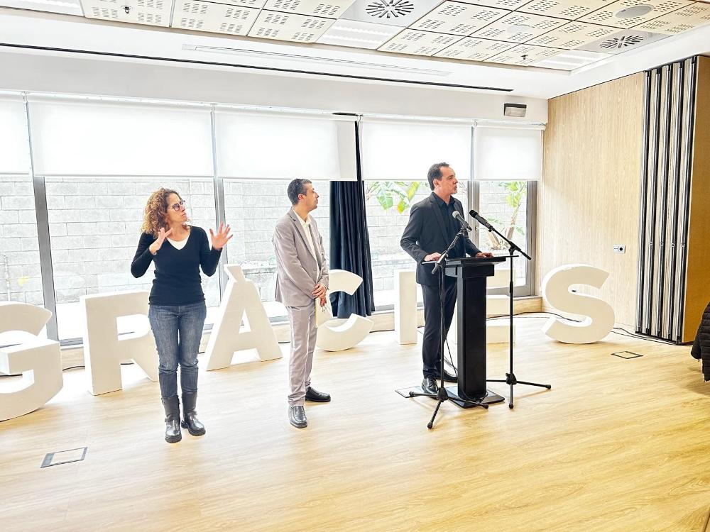 Enric Botí, David Bernardo i Isabel Sanmartín, intèrpret de signes.