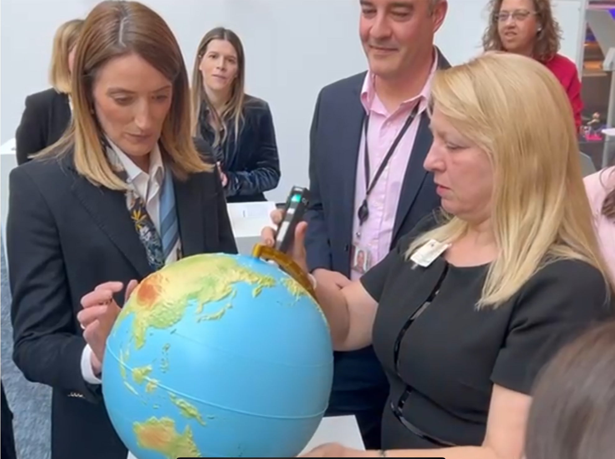 Roberta Metsola, presidenta del Parlament Europeu, i Carmen Bayarri, directora del SBO, amb un globus de la terra.