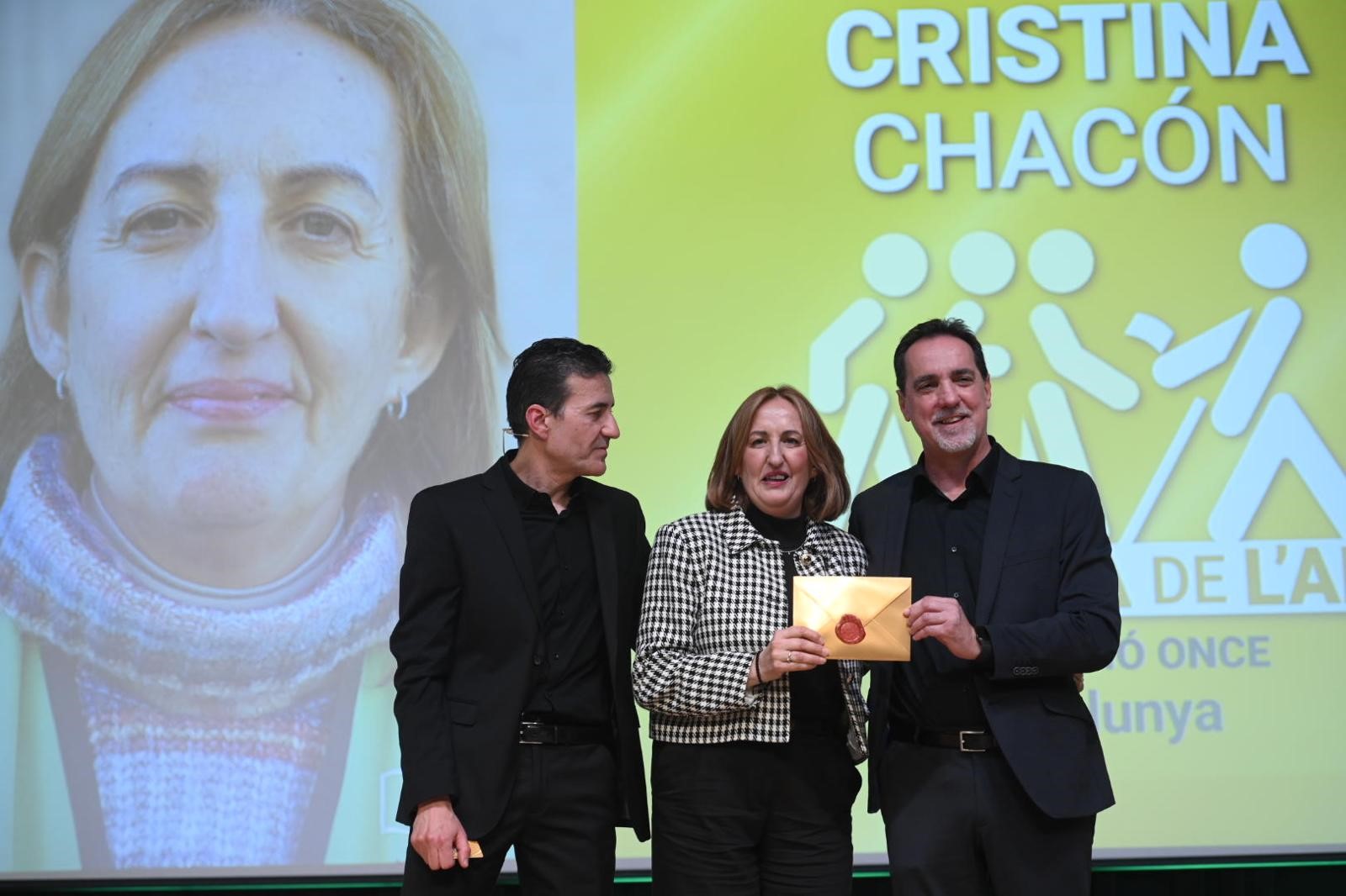 La venedora de l'any, Cristina Chacón, al mig, amb Enric Botí, delegat d'ONCE Catalunya; i Àngel Ávila, sotsdelegat. 