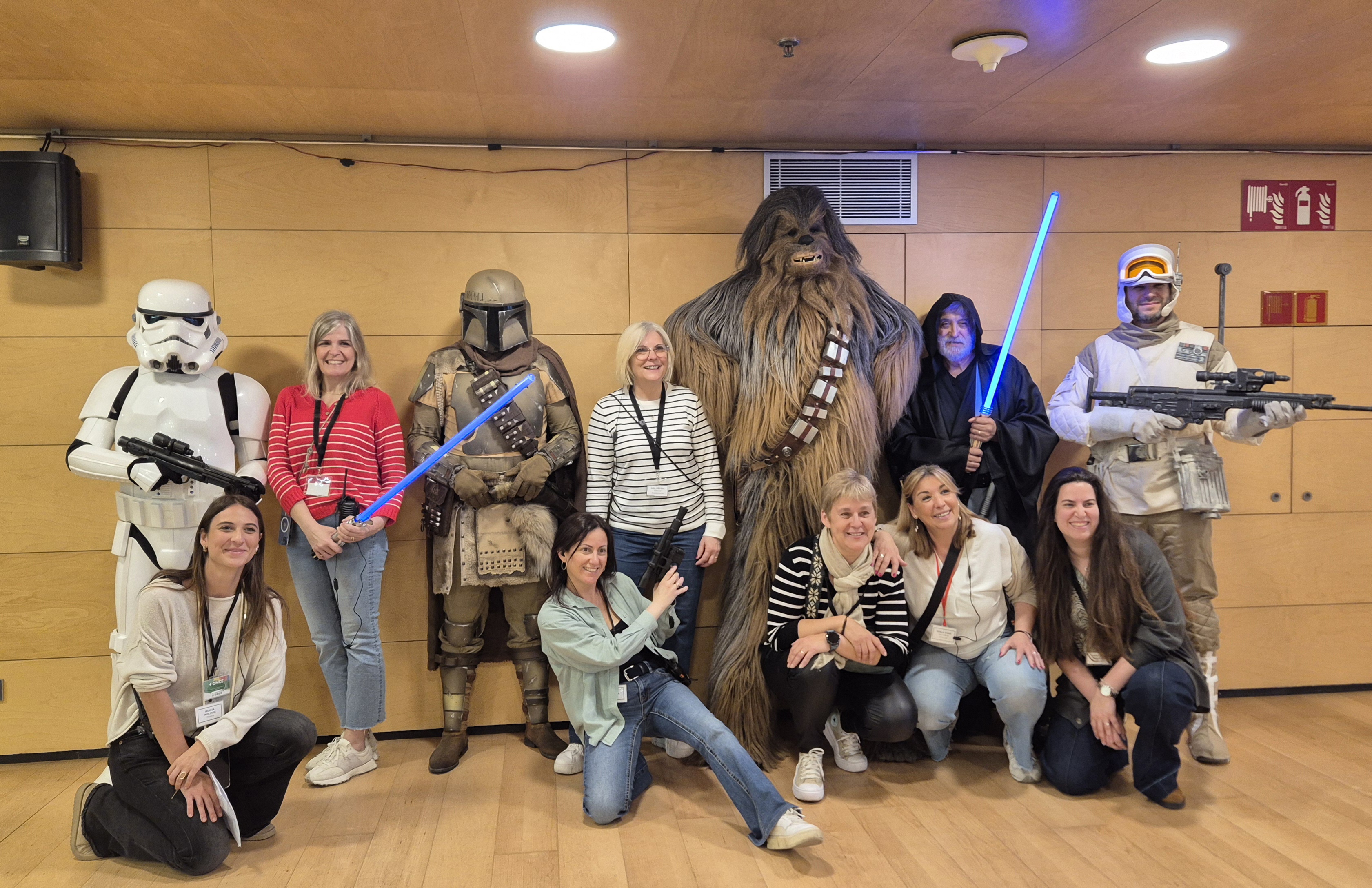 Membres dels CREDV amb personatges de Star Wars.