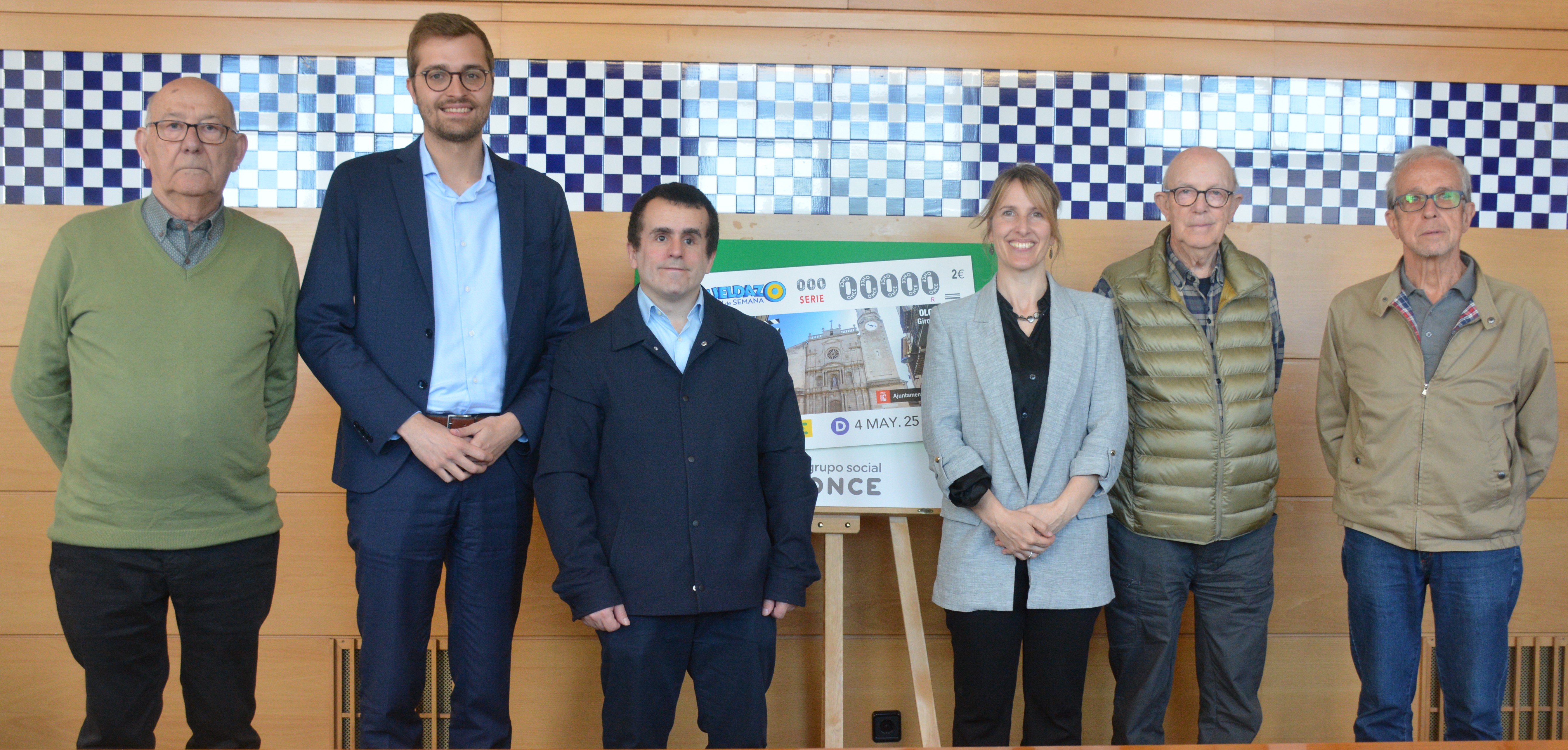 D’esquerre a dreta: Manel Mas, Associació d’Amics de Sant Esteve; Agustí Arbós, alcade d’Olot; Guille Fernández, director de l’ONCE a Figueres; Gemma Canalias, regidora Promoció d’Olot i Amat Las Heras i Joan Sala, tots dos membres de l'Associació d’Amics de Sant Esteve.
