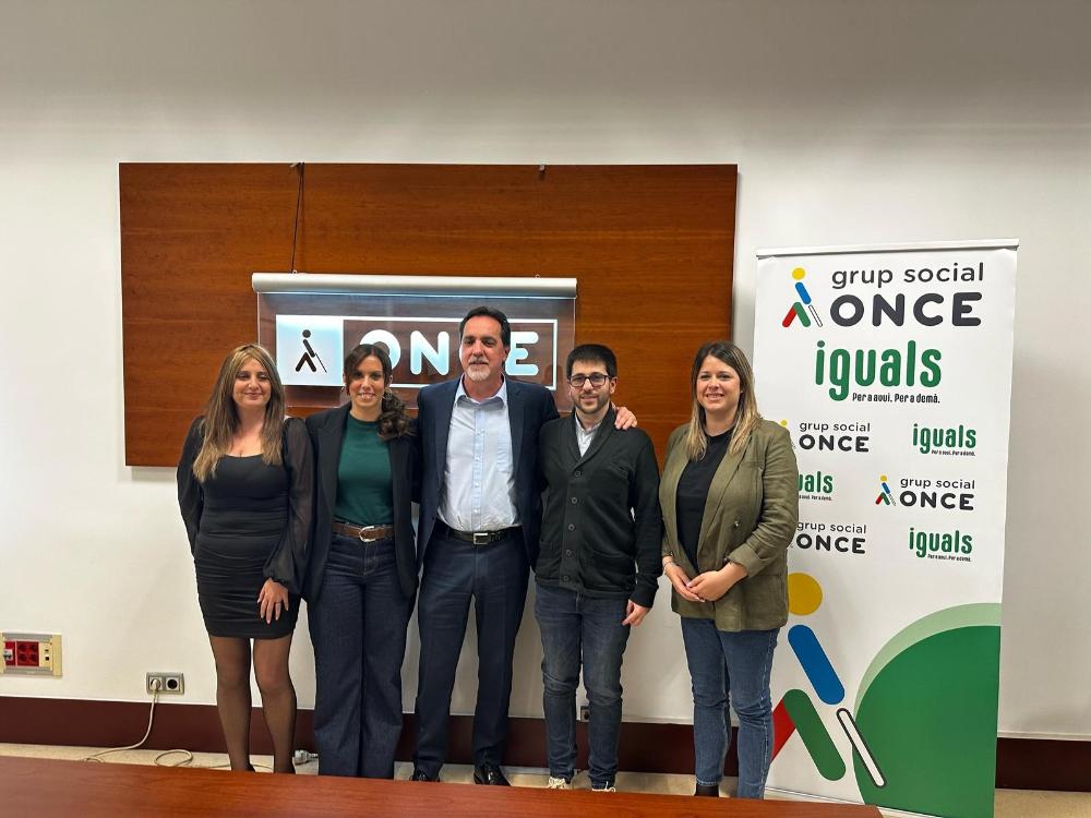  Maite Siles; nova directora de l'ONCE a Sabadell; Marta Farrès, alcaldessa de Sabadell; Enric Botí, delegat de l'ONCE a Catalunya; Albert Flamarich, anterior director de l’ONCE a Sabadell i Laura Pineda, regidora d'Acció Social de Sabadell.