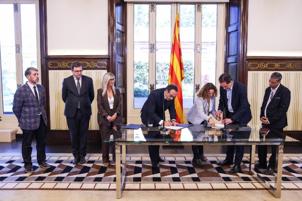 D’esquerra a dreta: Ferran Domínguez, Lletrat del Parlament de Catalunya; Albert Capelleras, Secretari General del Parlament; Judit Alcalá, secretària quarta de la Mesa del Parlament; Josep Rull, president del Parlament de Catalunya; Sílvia Rodríguez (ONCE Catalunya); Enric Botí, delegat de l’ONCE a Catalunya; i David Bernardo, president del Consell Territorial de l’ONCE a Catalunya.