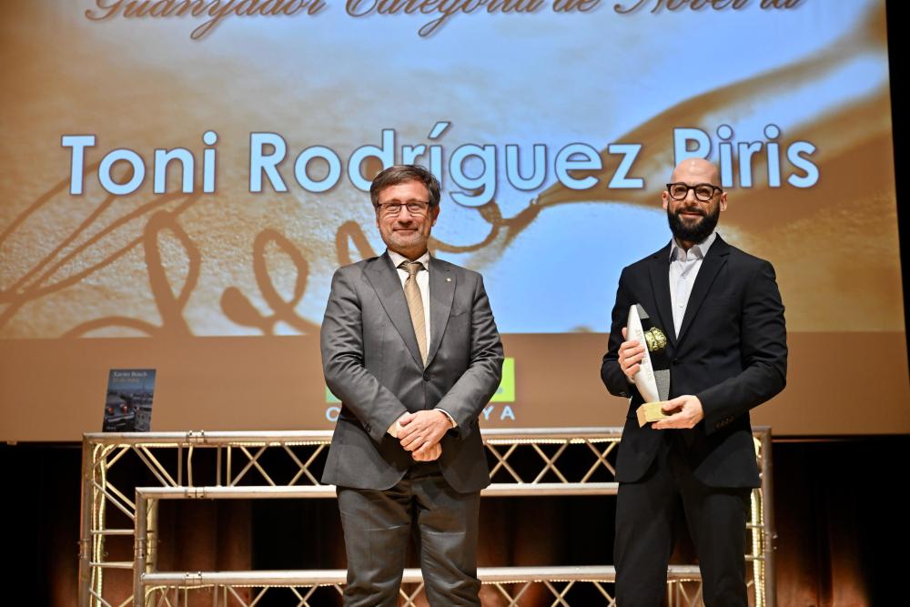 El guanyador de novel·la Toni Rodríguez Piris amb Francesc Xavier Vila, conseller de Política Lingüística de la Generalitat de Catalunya.