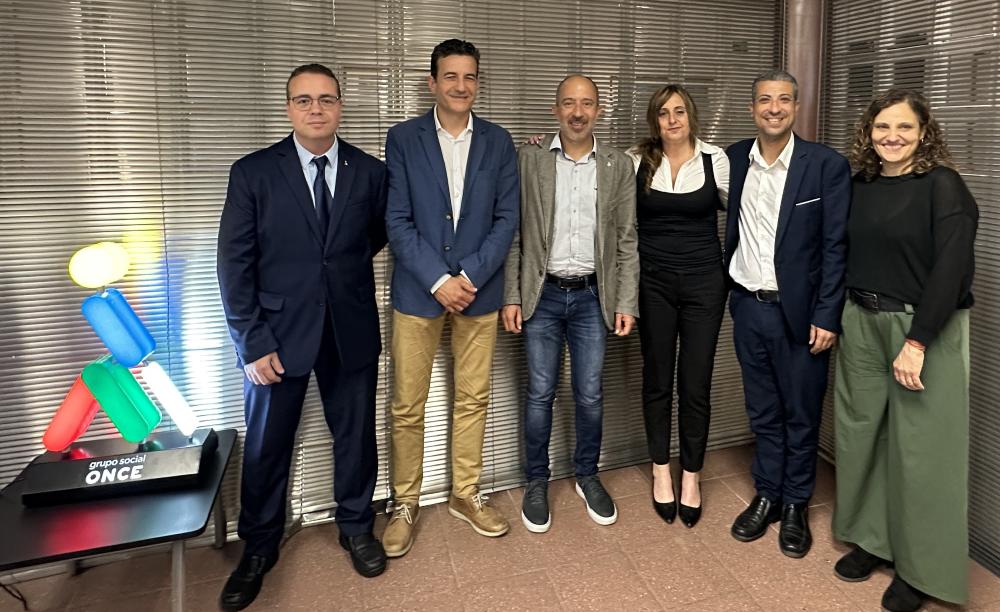 Foto de família de Manresa, Marc Aloy, alcalde de Manresa; Mariona Homs, regidora de la Presidència, Drets Socials i Persones Grans; Àngel Ávila, sotsdelegat de l’ONCE a Catalunya; David Bernardo, president del Consell Territorial de l'ONCE a Catalunya; i Maite Siles, anterior directora de l’ONCE a Manresa.