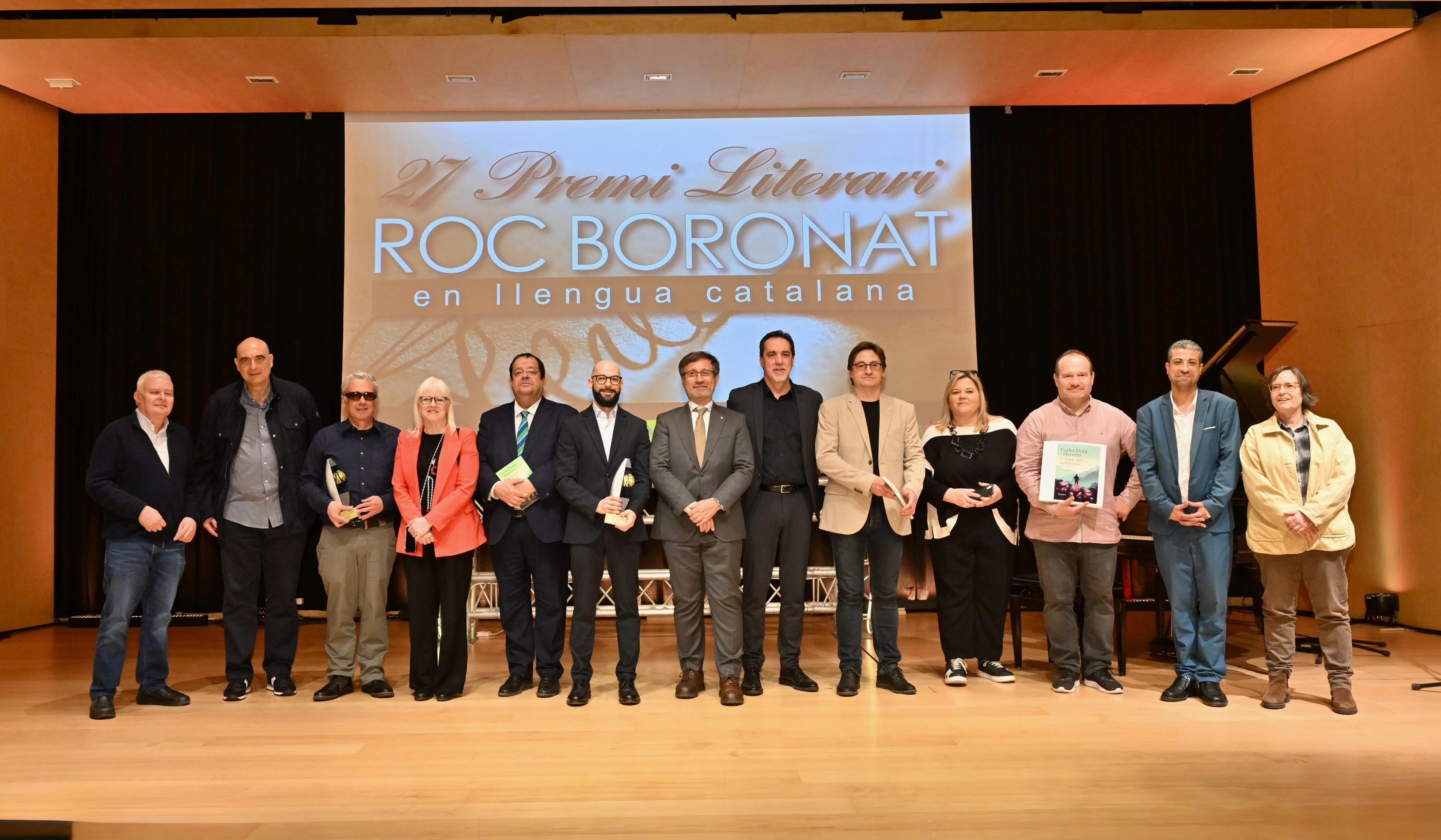 Foto de família dels 27 Premis Roc Boronat, amb premiats i autoritats.