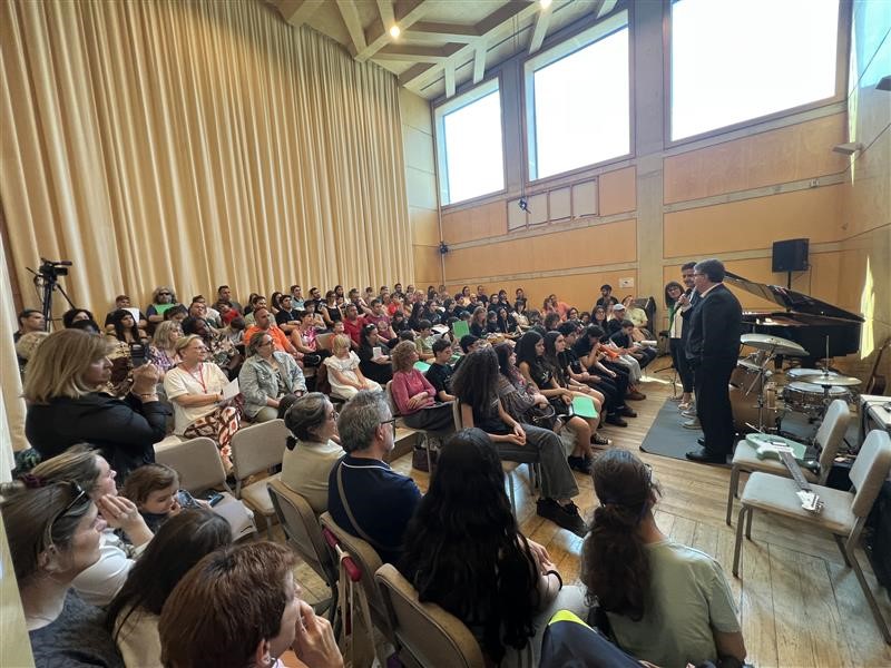 Dissabte 24 de maig, va tenir lloc a la seu de l'Escola Superior de Música de Catalunya (ESMUC) la XIX Trobada Música a les Mans, organitzada conjuntament amb el Centre de Recursos Educatius CRE ONCE Barcelona.  Hi van participar estudiants d'escoles de música i conservatoris de Catalunya, Andorra, Aragó i Navarra, amb ceguesa o discapacitat visual greu.