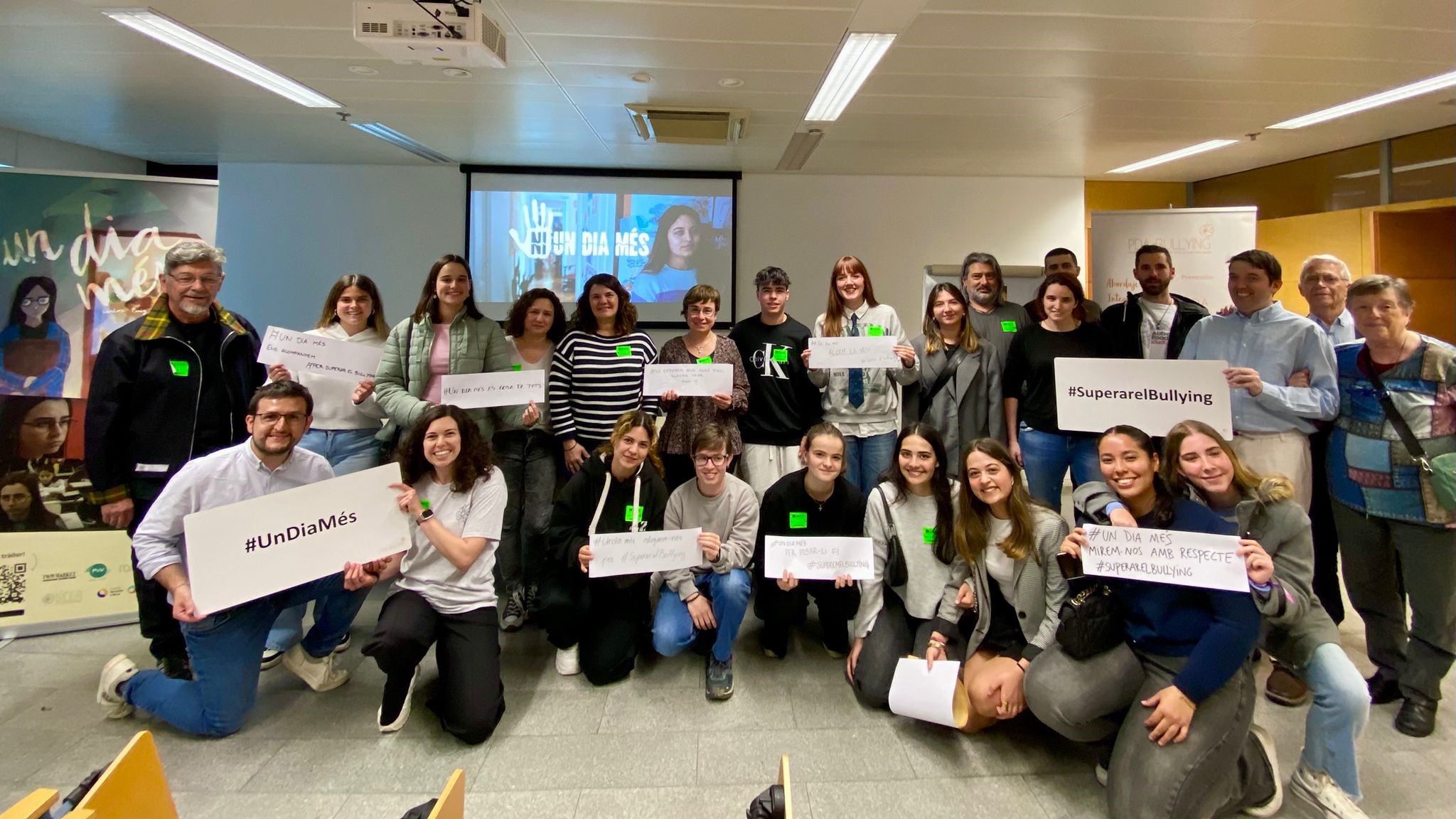 Foto de família de la presentació de 'Ni un dia més'