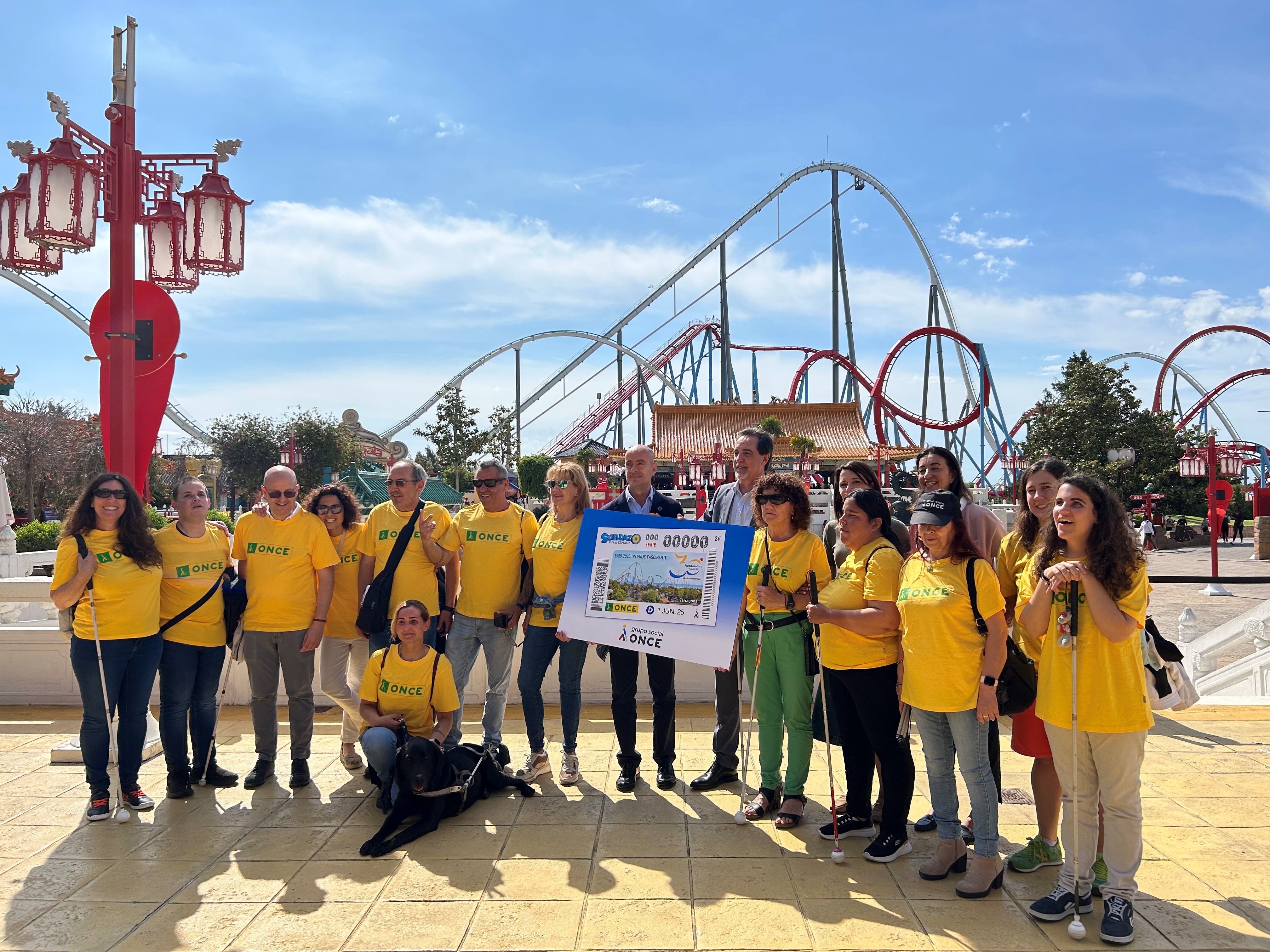 Durant l’acte Enric Botí, delegat de l’ONCE a Catalunya, i Fran Sánchez, director de l’ONCE a Reus, van lliurar a Fernando Aldecoa, director general de PortAventura World, una imatge emmarcada d’aquest cupó. Els van acompanyar Rafi Pérez, vicepresidenta del Consell Territorial de l’ONCE a Catalunya; i un grup de 15 persones cegues.