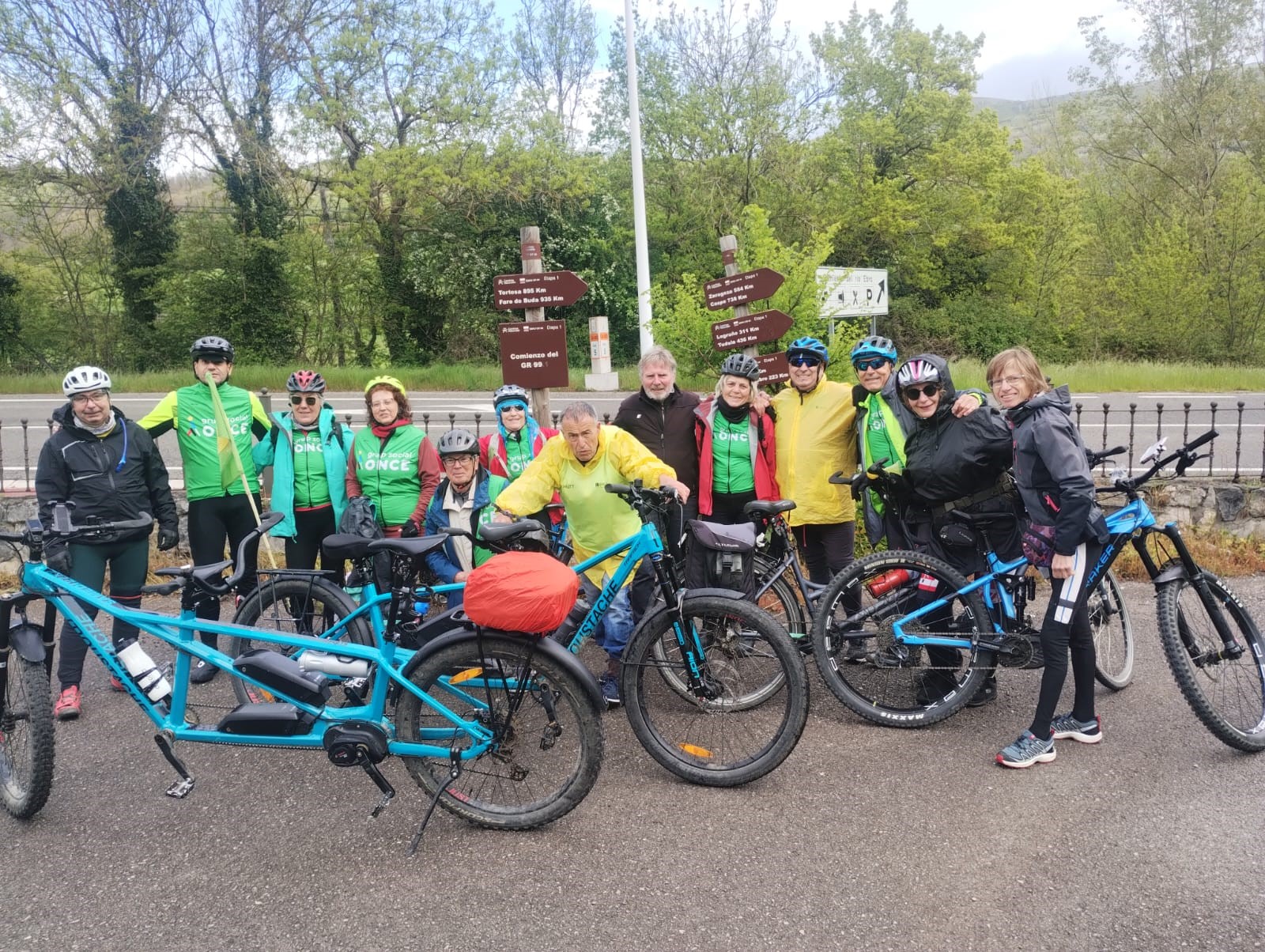 Teresa Palahí, Jordi Salido, Josep Reixach i Trinidad Martín, afiliats a l’ONCE Girona, juntament amb els seus guies i voluntaris, i acompanyats per socis de Mou-te en Bici, van dur a terme la Baixada de l’Ebre en Tàndem. 